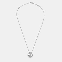 Van Cleef & Arpels Collier à pendentif Guilloché en or blanc 18 carats plaqué rhodium