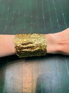 Bracelet manchette en or martelé Van Cleef & Arpels
