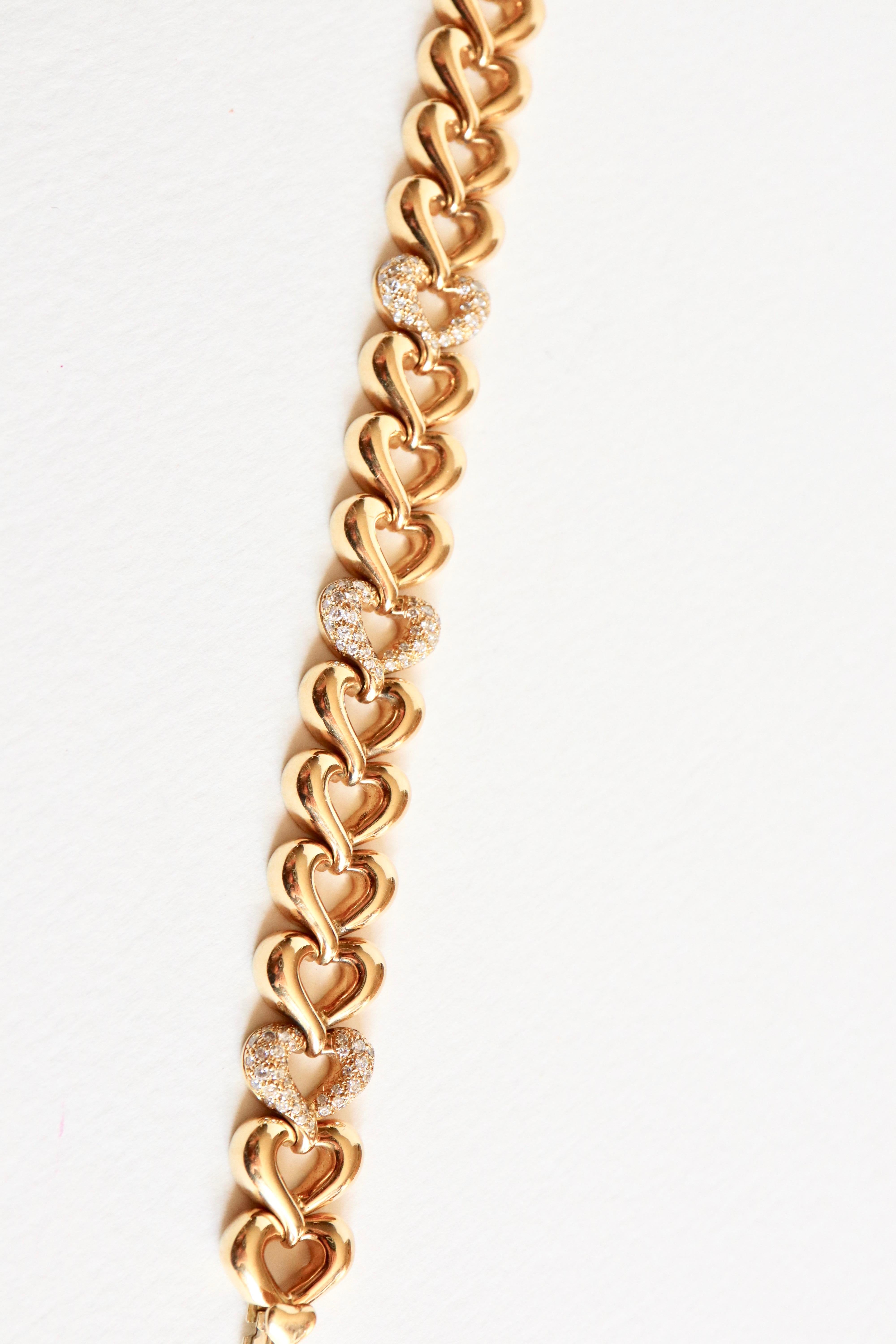 Taille brillant Van Cleef & Arpels Bracelet à maillons en forme de cœur en or 18 carats et diamants en vente