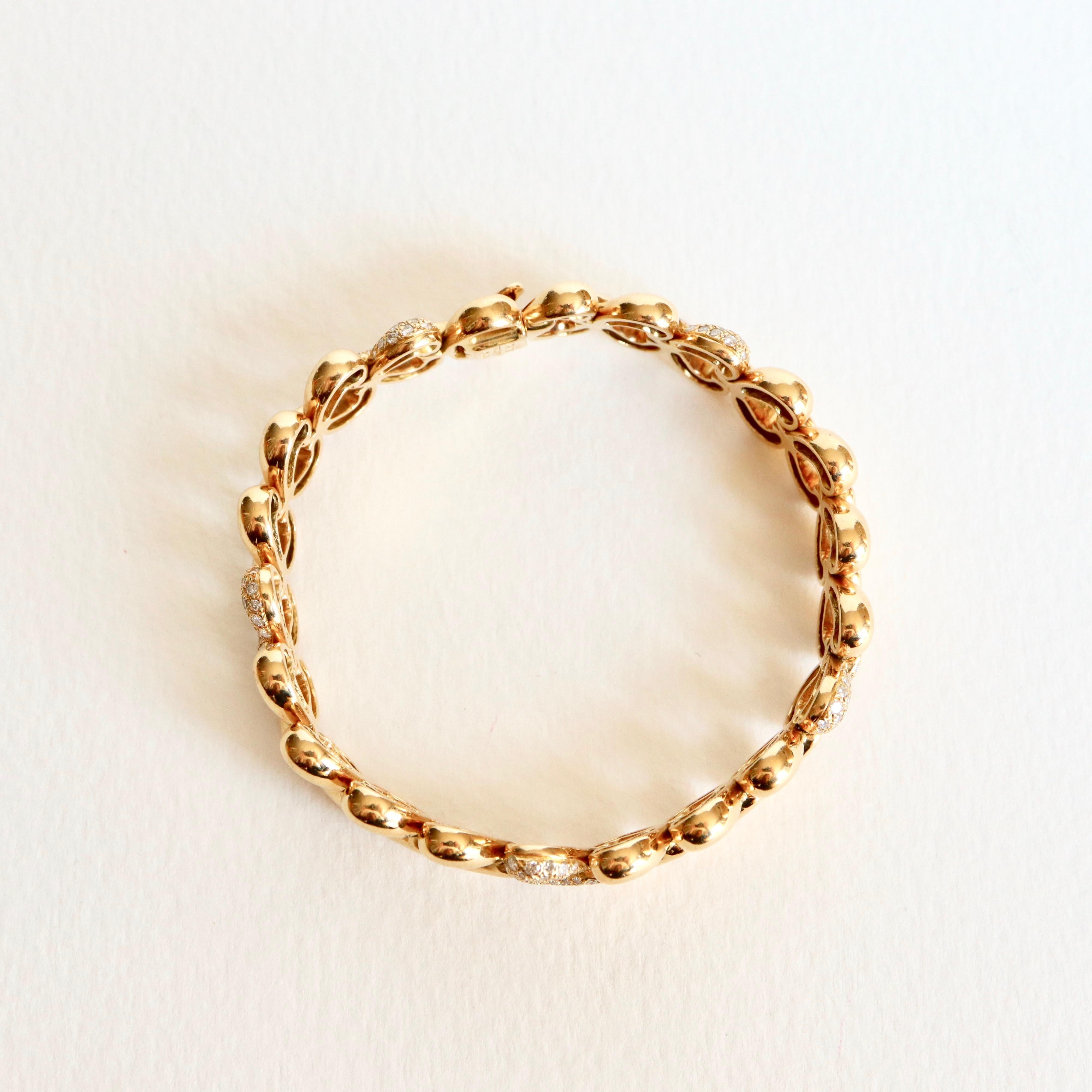 Van Cleef & Arpels Bracelet à maillons en forme de cœur en or 18 carats et diamants Bon état - En vente à Paris, FR