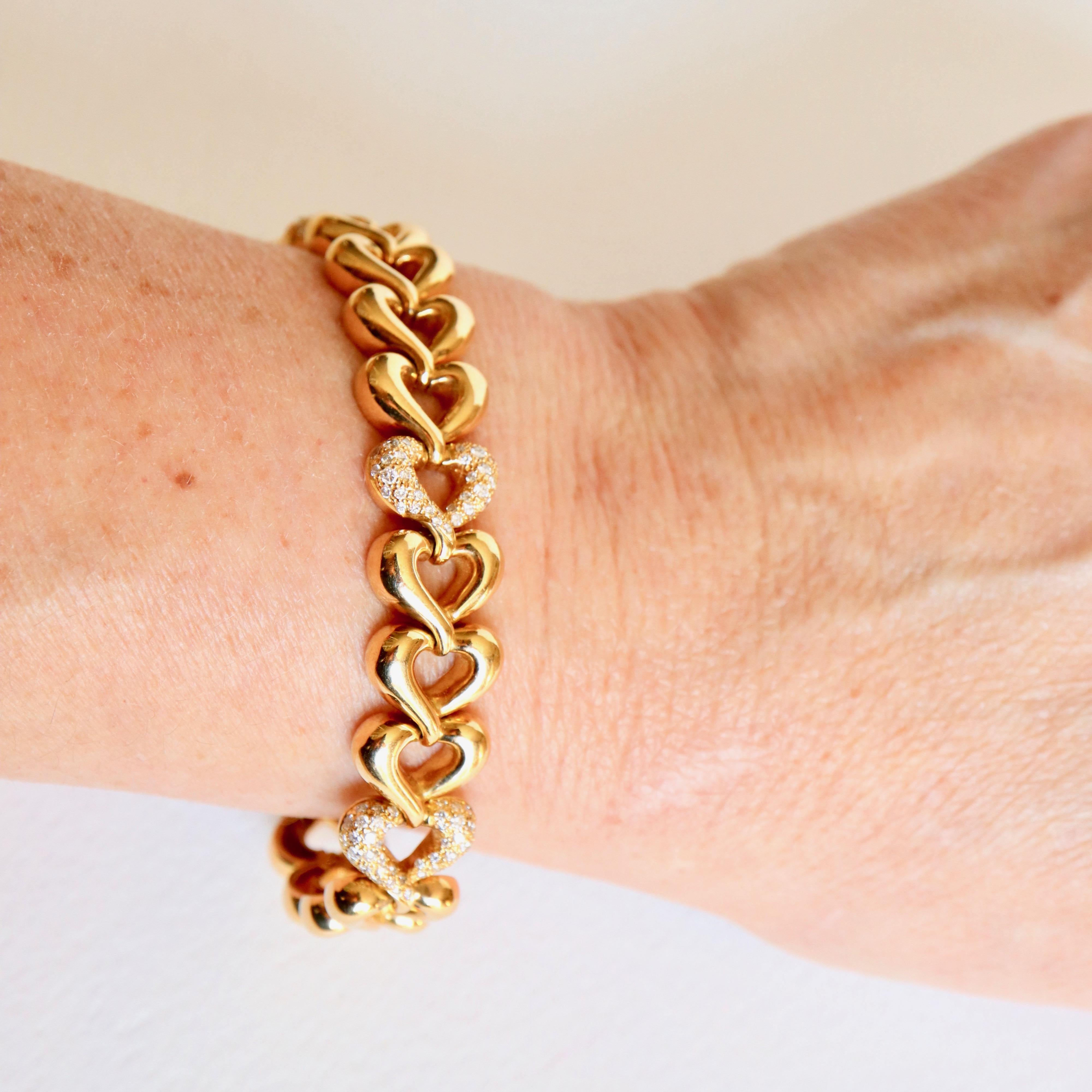 Van Cleef & Arpels Heart Links Bracelet in 18 Carat Gold and Diamonds In Good Condition For Sale In Paris, FR
