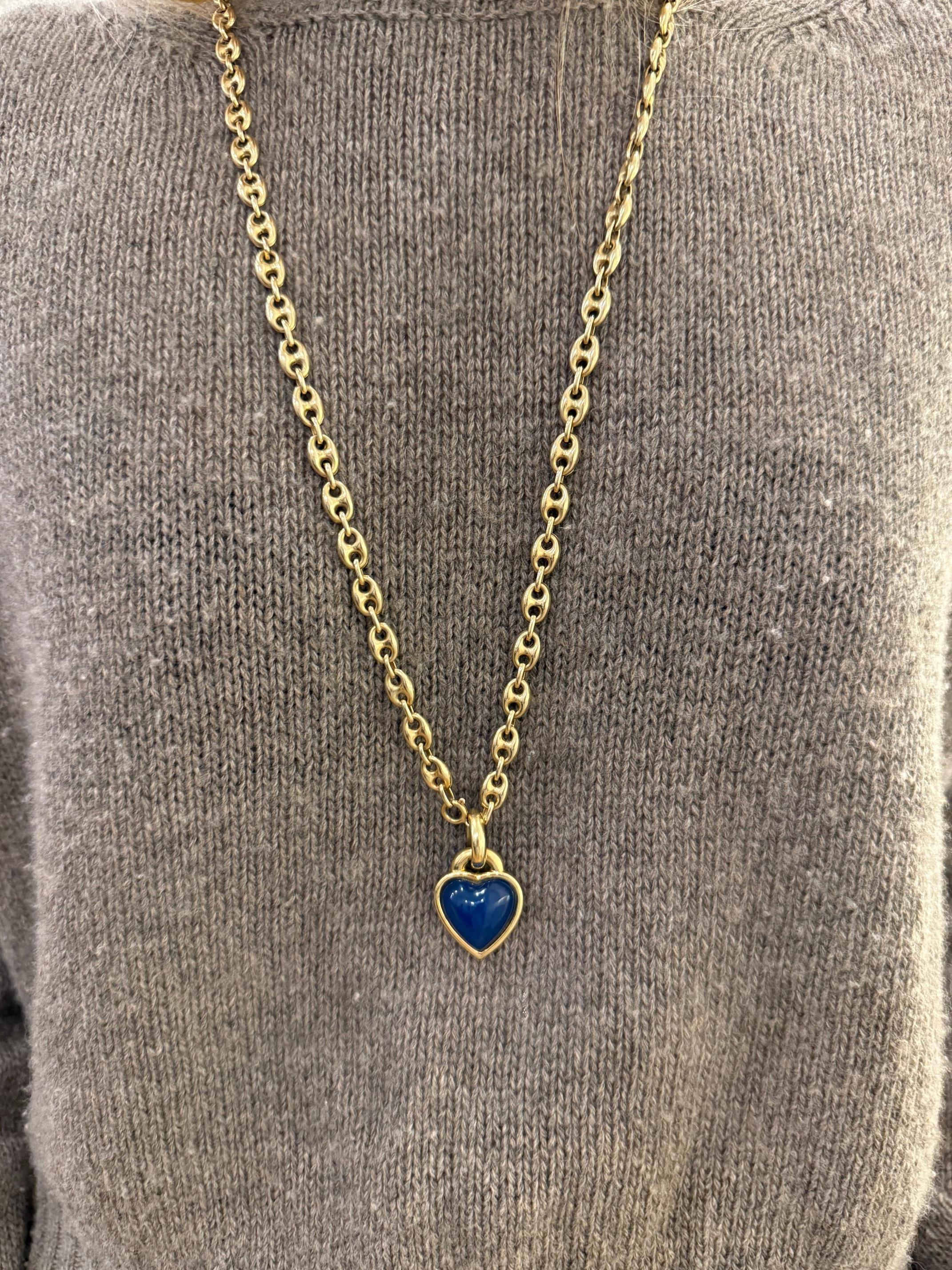 Magnifique pendentif cœur en calcédoine Van Cleef & Arpels réalisé en 1965, France.
Cette pièce est d'apparence solide et assez substantielle. Il se marie bien avec une longue chaîne épaisse ! Fabriqué en or jaune 18 carats et en très bon état