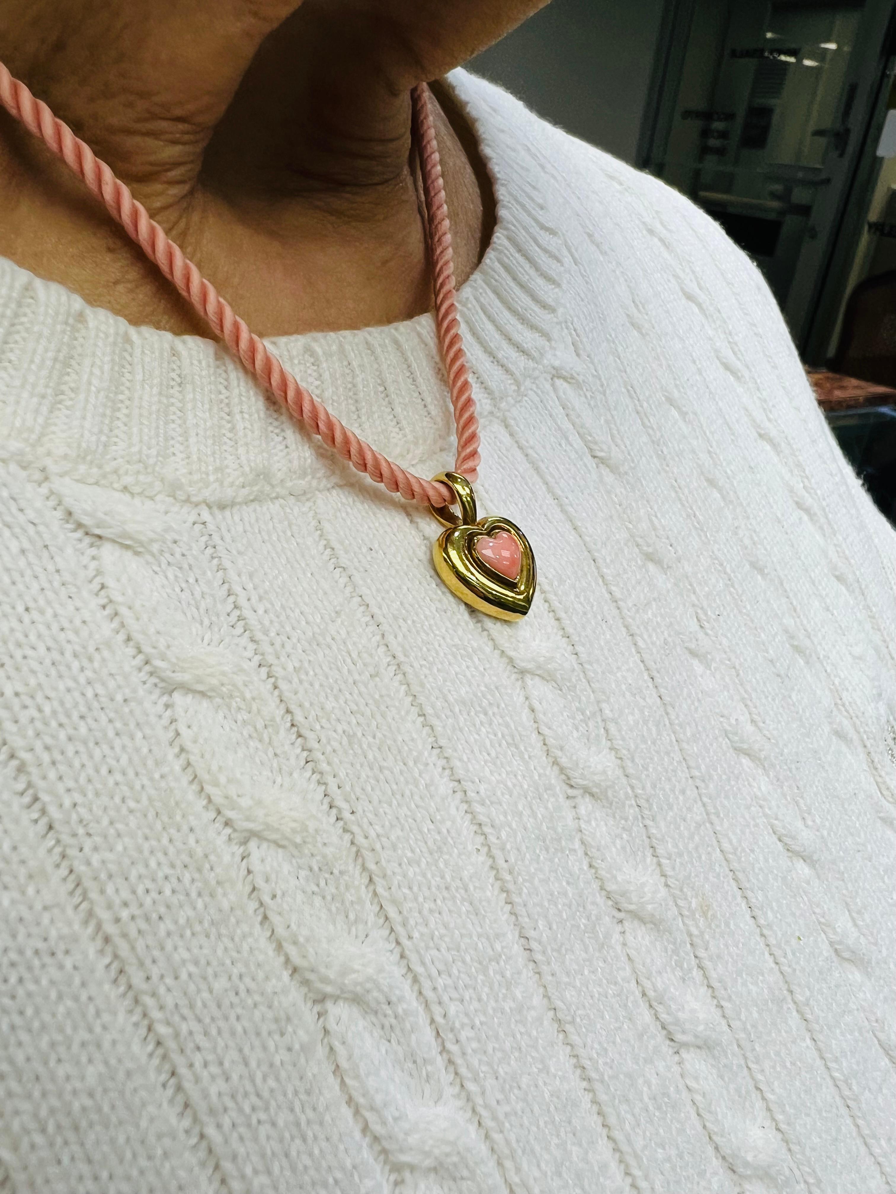 Contemporary Van Cleef & Arpels Heart Shaped Coral Yellow Gold Pendant Necklace For Sale