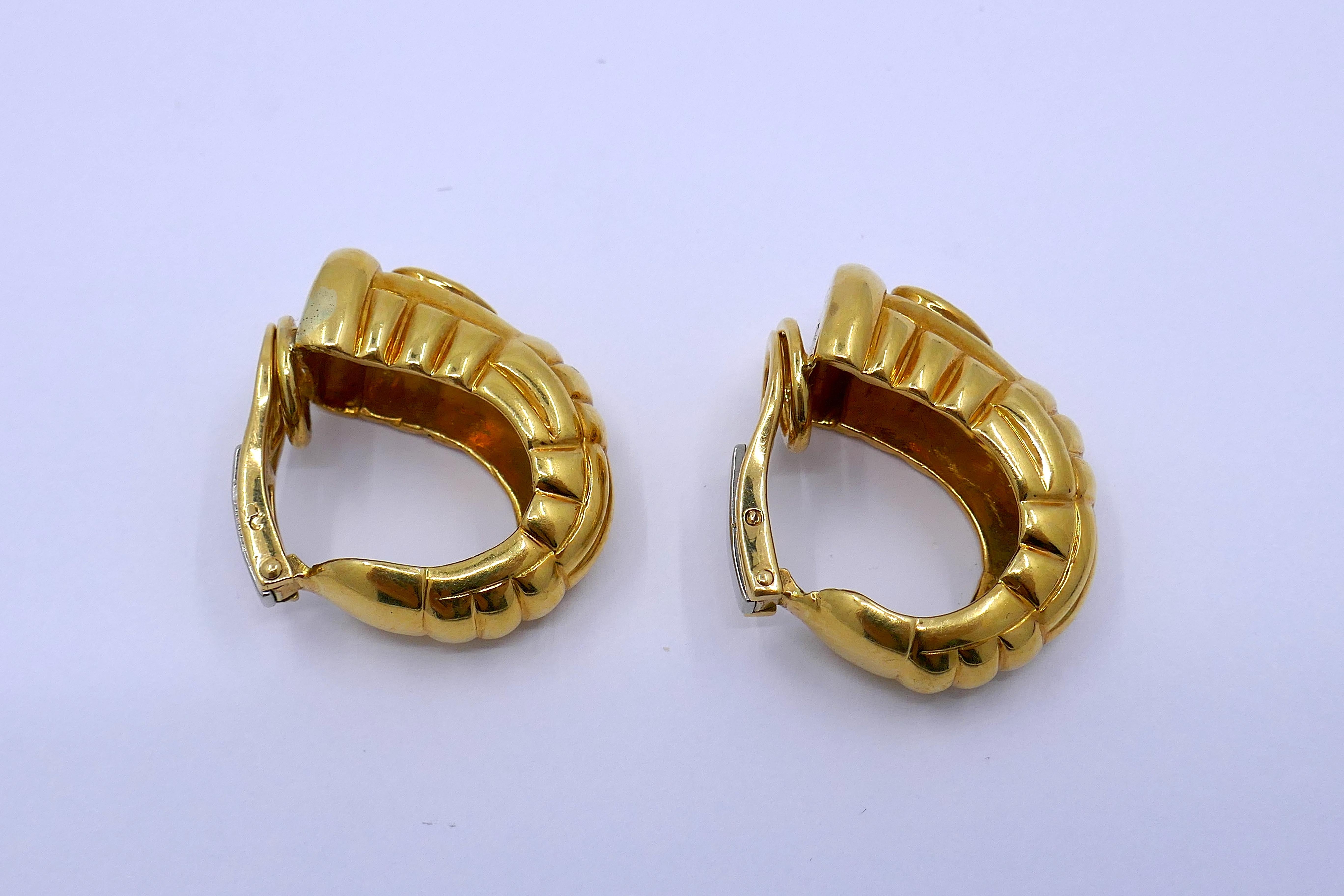 Van Cleef & Arpels Hoop Clip-on Earrings Diamond 18k Gold In Excellent Condition For Sale In Beverly Hills, CA