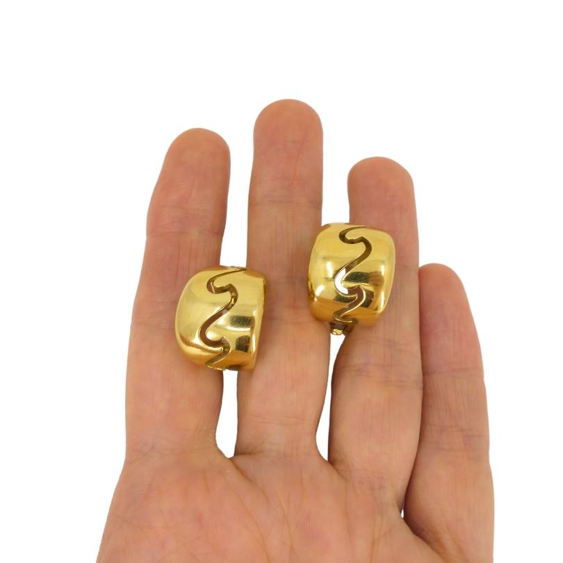 Van Cleef & Arpels Huggie Earrings 18k Gold For Sale 6