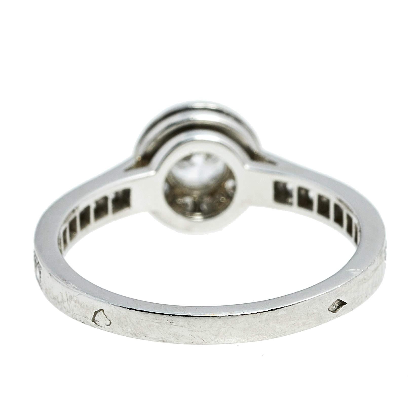 Aus der exklusiven Icone-Kollektion von Van Cleef & Arpels stammt dieser Ring, der ein wahres Spektakel ist. Auf einem schönen Platinband sitzt ein großer Brillant, der von kleineren runden Brillanten in Pavé-Fassung umgeben ist, die sich über die