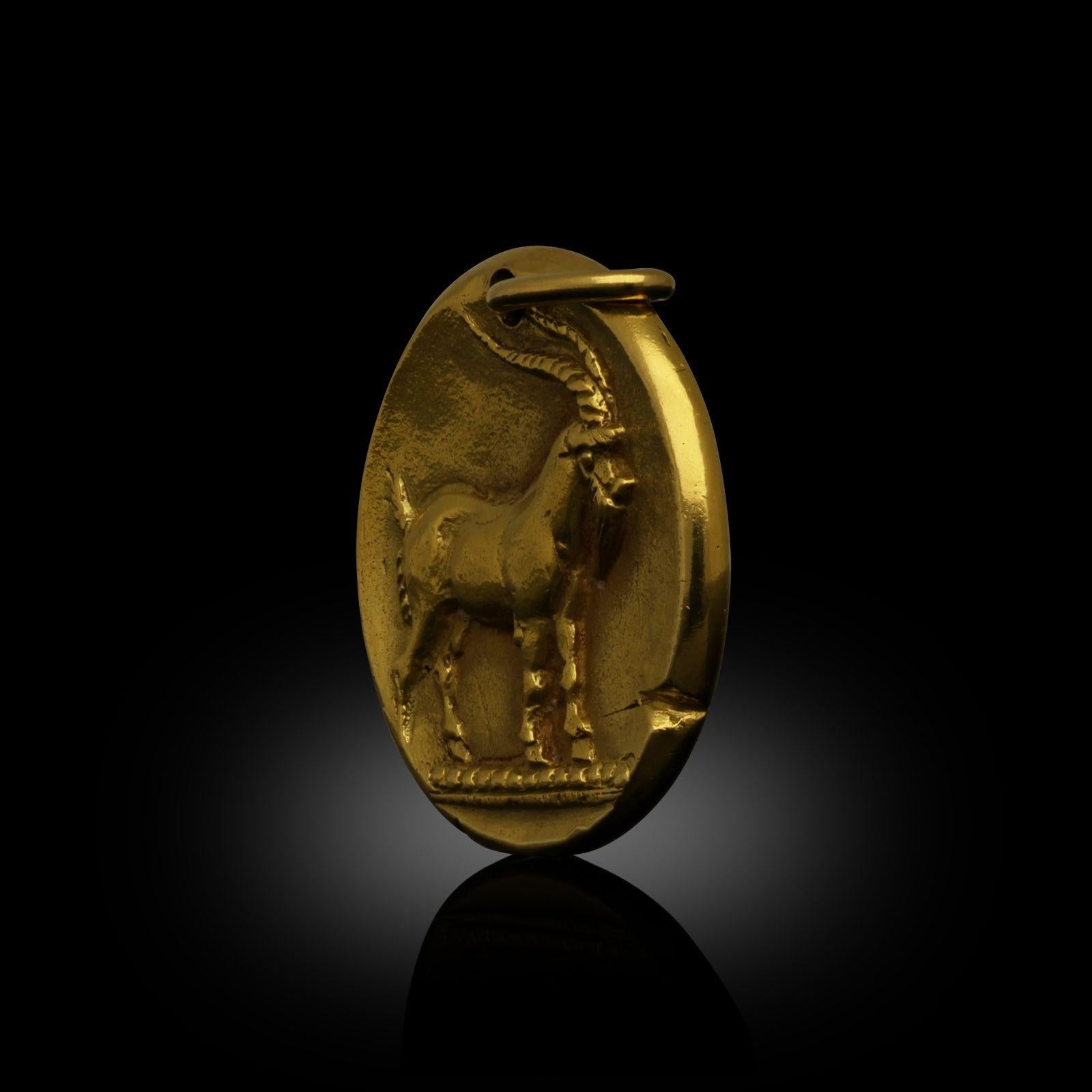 Van Cleef & Arpels Ikonischer Capricorn-Anhänger aus 18 Karat Gold aus der Zodiac-Kollektion im Zustand „Gut“ im Angebot in London, GB