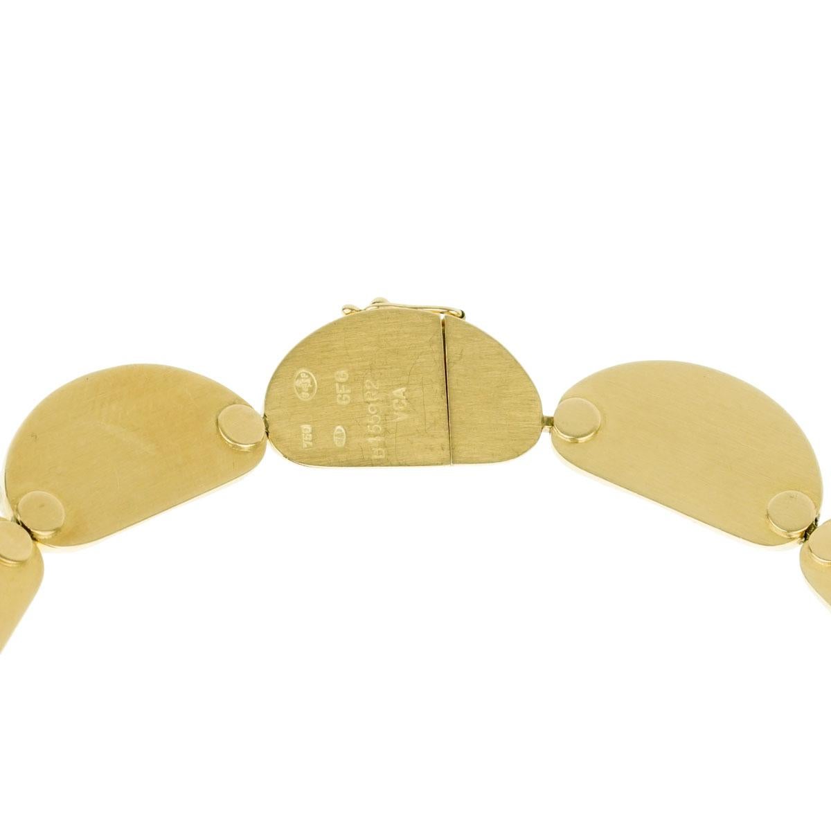 A fabulous vintage Van Cleef & Arpels necklace crafted in 18k yellow gold. The necklace features high polished oval concave links.

Length: 16.5