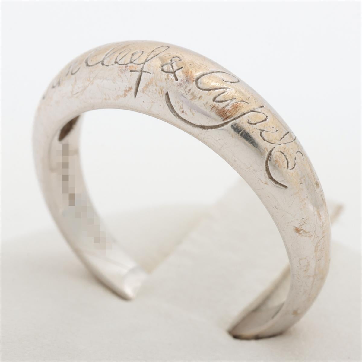 L'anello Van Cleef & Arpels Infini Signature in oro bianco è un simbolo straordinario di eleganza e bellezza senza tempo. Realizzato in oro bianco lucido, l'anello presenta l'iconico logo inciso del marchio, che rappresenta l'infinito e l'amore