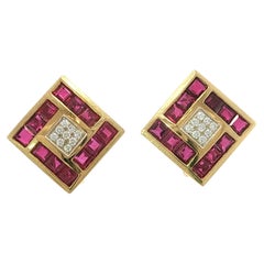 Orecchini Van Cleef & Arpels con rubini e diamanti incastonati a vista, in oro giallo 18 carati