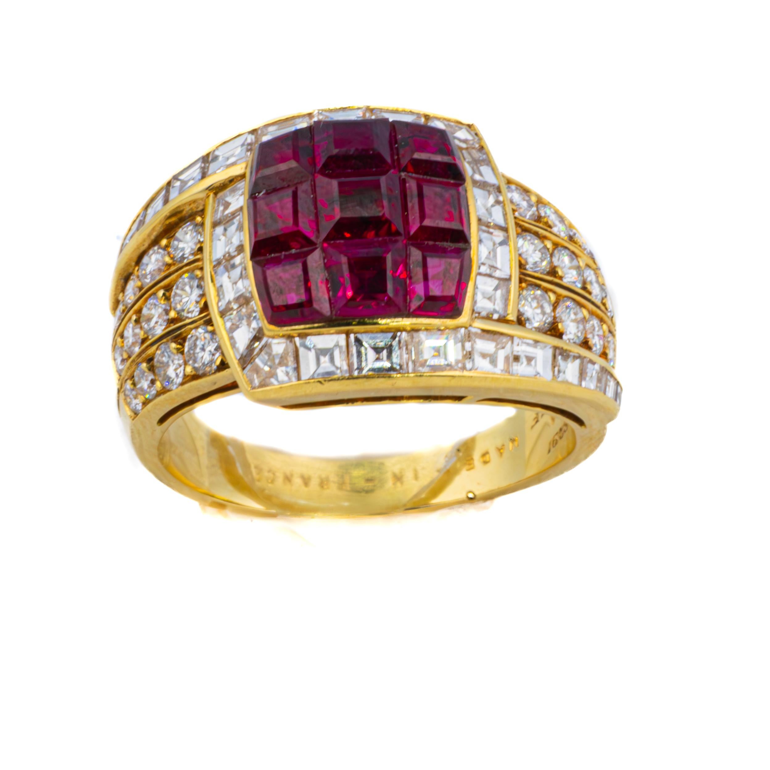 Anillo Van Cleef & Arpels de rubíes y diamantes en engaste invisible

Descripción:
Un llamativo anillo Van Cleef & Arpels que muestra un audaz panel cuadrado de rubíes en engaste invisible en su centro, enmarcado por un halo de diamantes talla