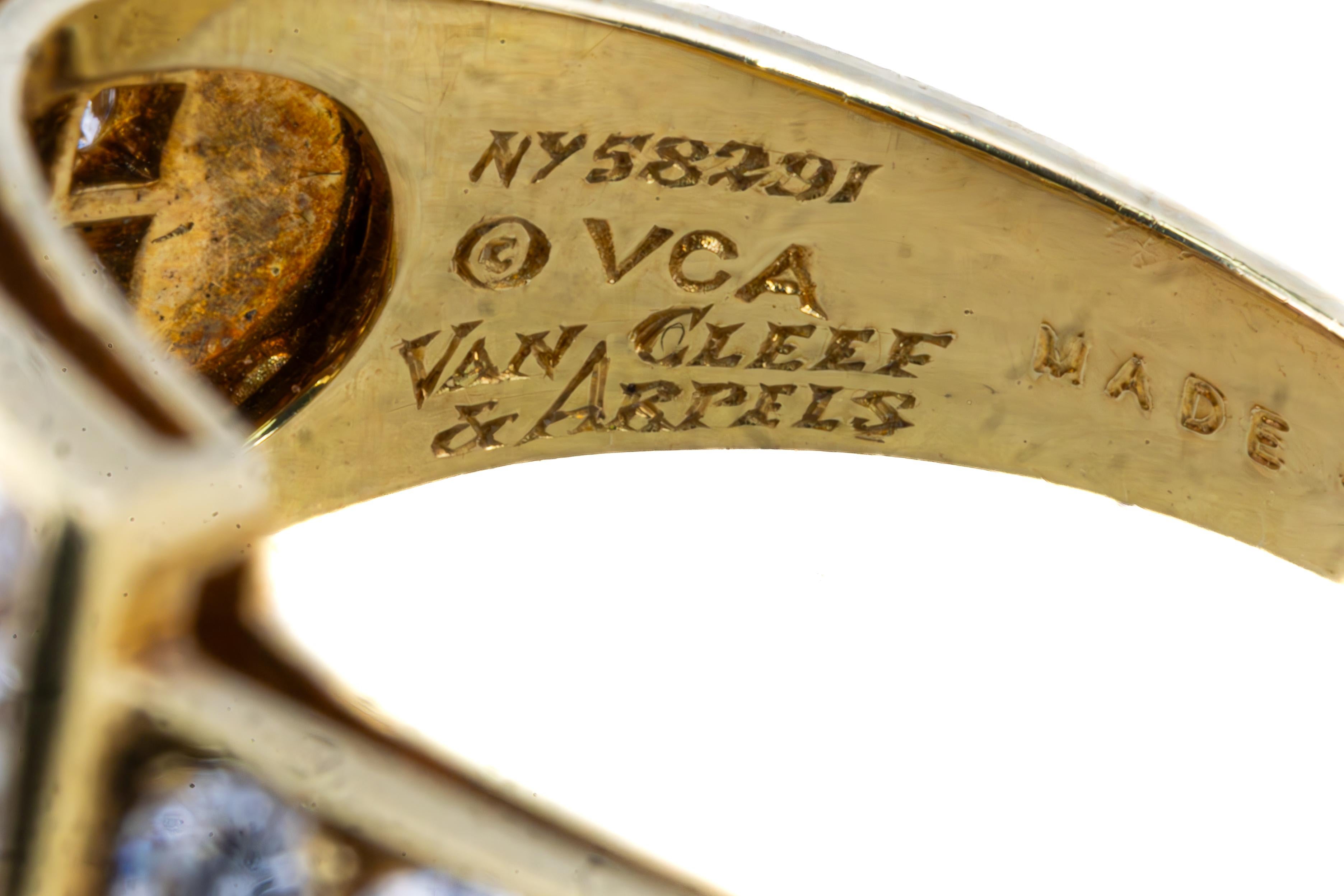 Anillo Van Cleef & Arpels de rubíes y diamantes en engaste invisible Corte baguette en venta