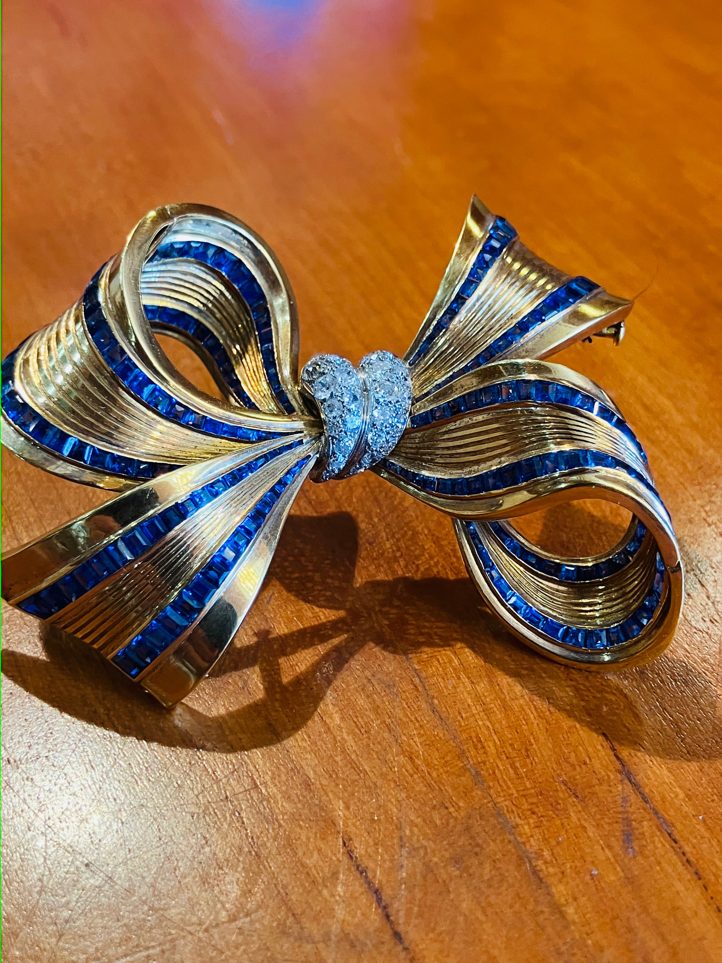 Van Cleef &  Arpels Invisible set Sapphire Bow  For Sale