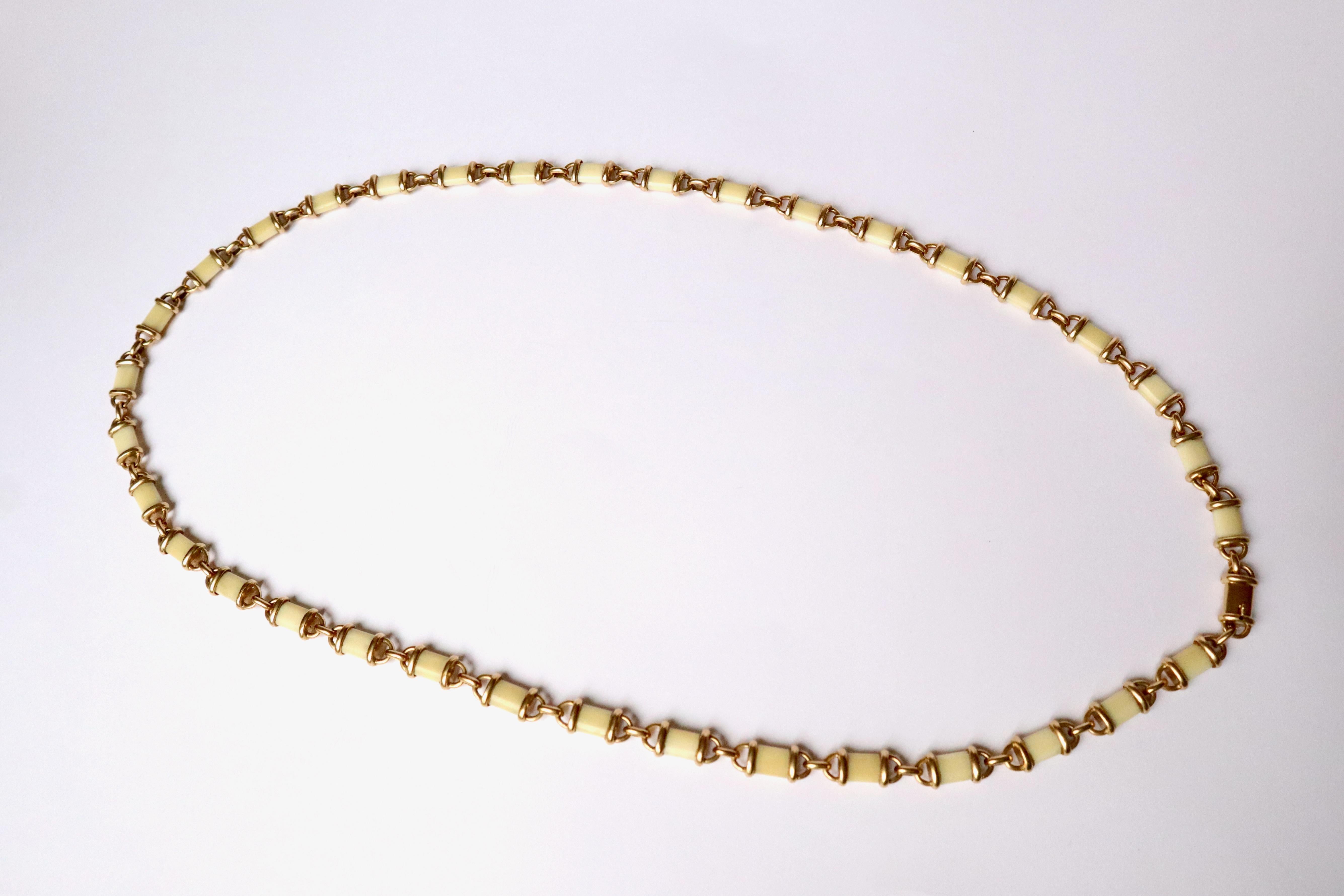 Van Cleef & Arpels Elfenbeinfarbene lange Halskette aus 18 Karat Gold 1950 im Angebot 2