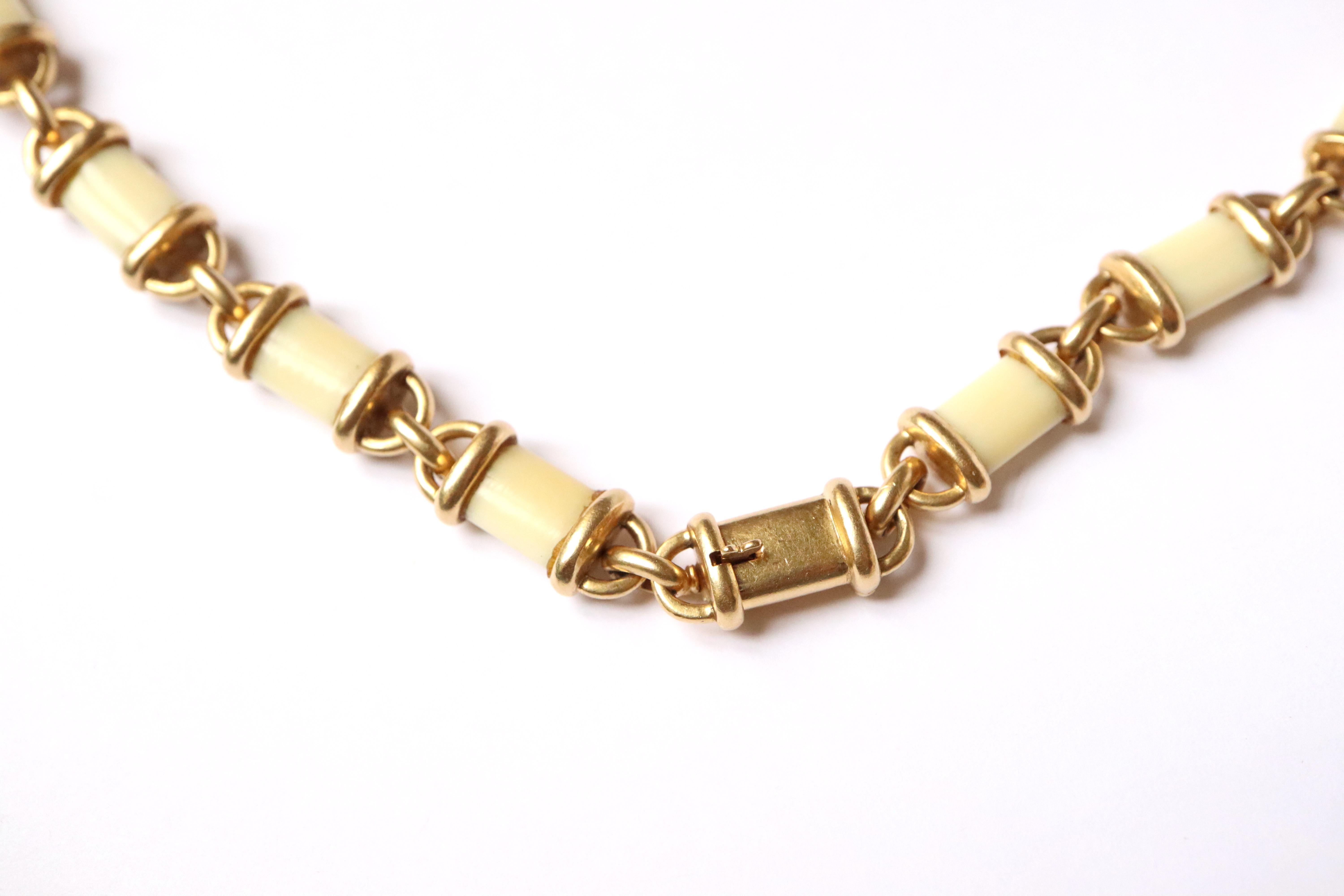 Van Cleef & Arpels Elfenbeinfarbene lange Halskette aus 18 Karat Gold 1950 im Angebot 3