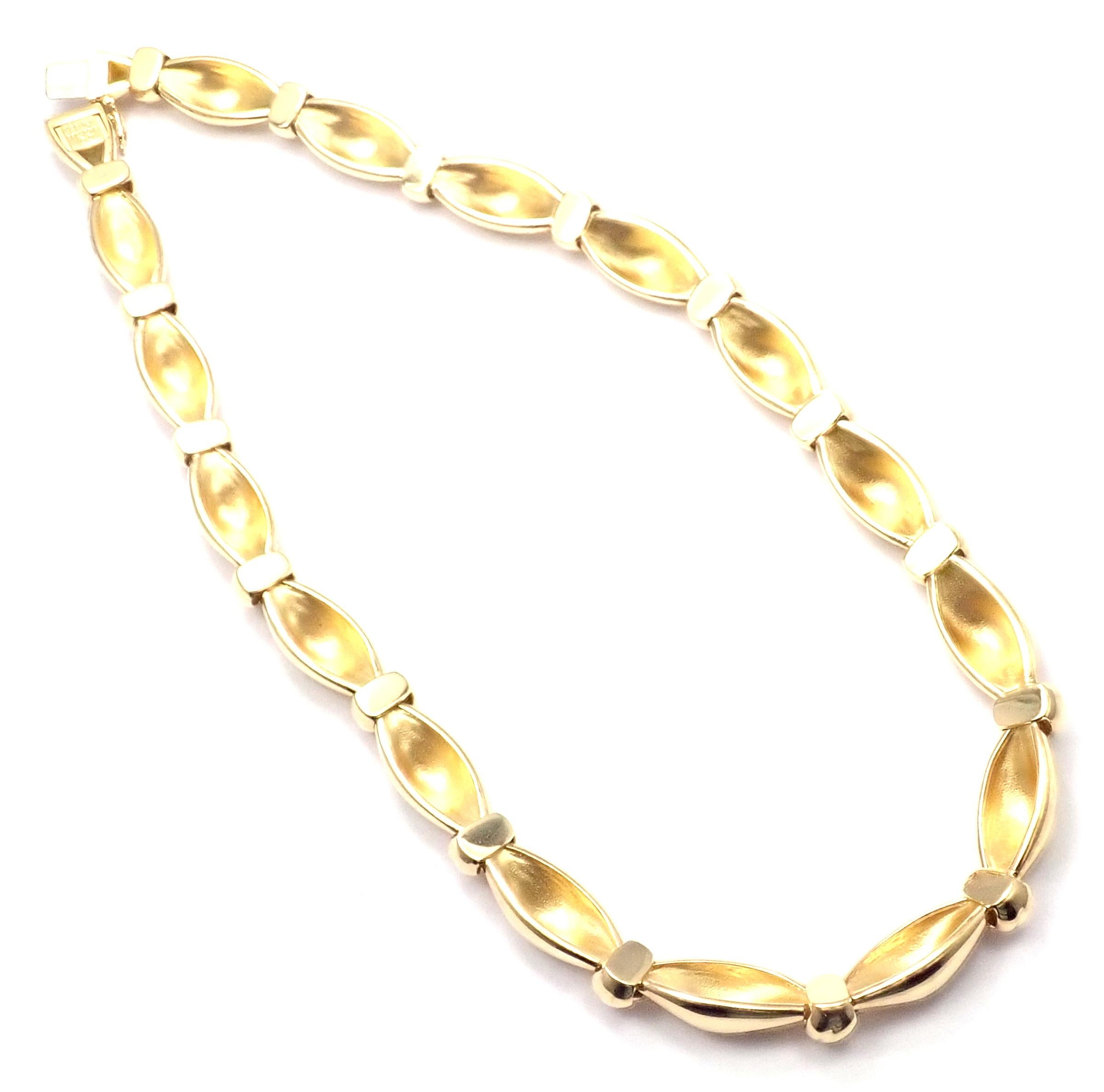 Van Cleef & Arpels Knotted Link Yellow Gold Choker Necklace In Excellent Condition For Sale In Holland, PA