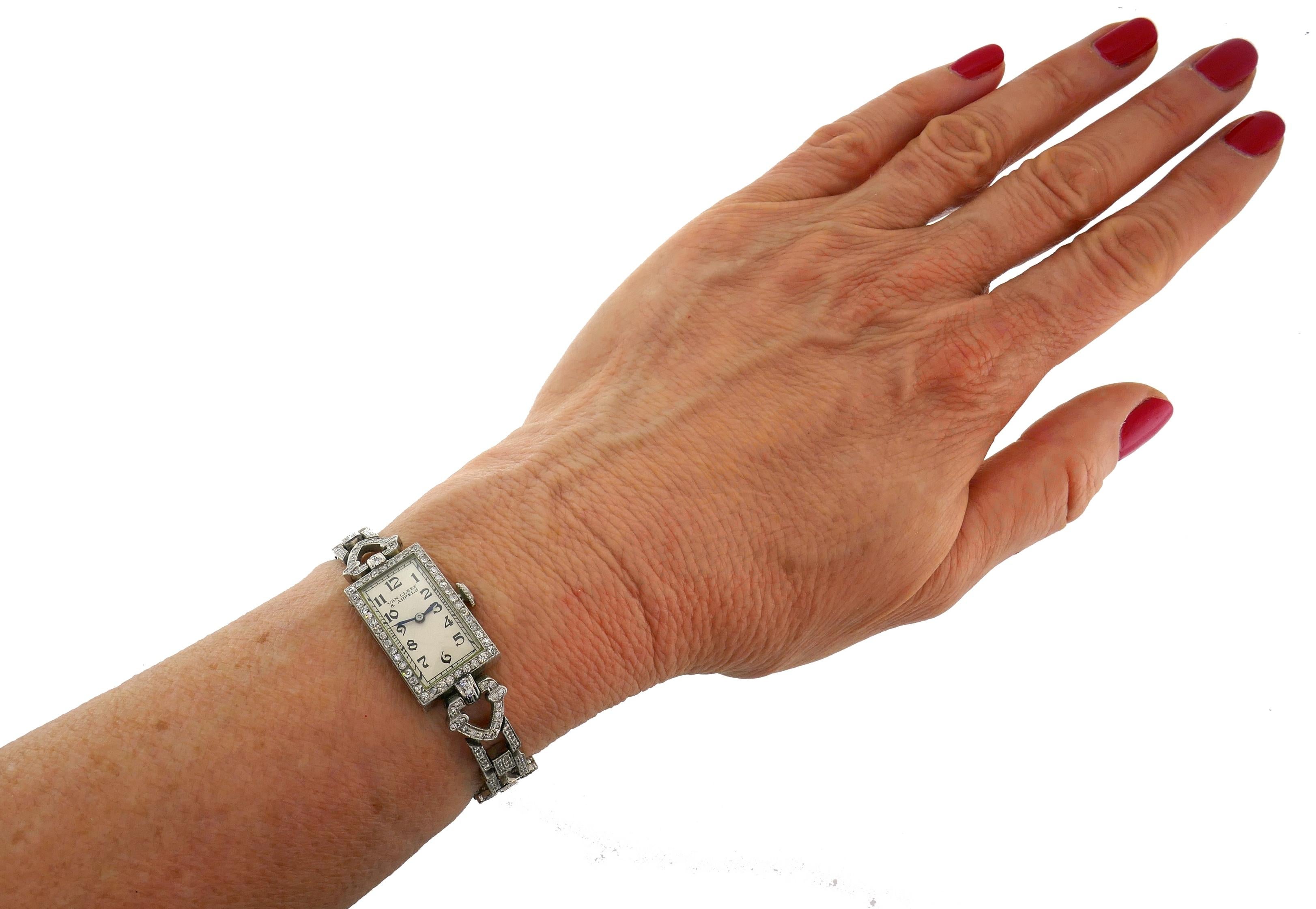 Élégante et intemporelle, cette montre Art Déco pour femme a été créée par Van Cleef & Arpels dans les années 30.
La montre est en platine (testée et poinçonnée) et incrustée de diamants de taille Vieille Europe (couleur H, pureté VS, poids total