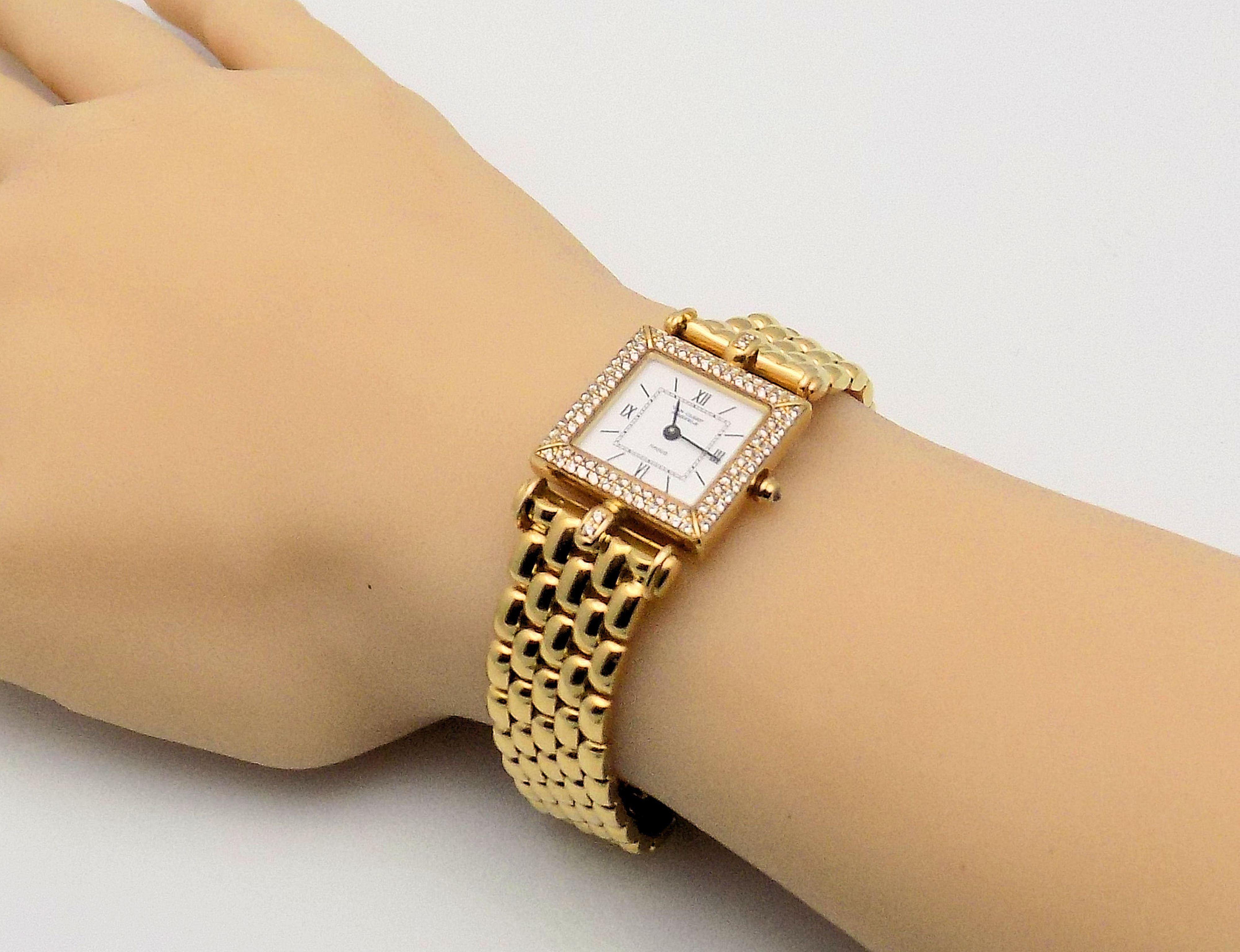Round Cut Van Cleef & Arpels Ladies Yellow Gold Diamond Classique Wristwatch