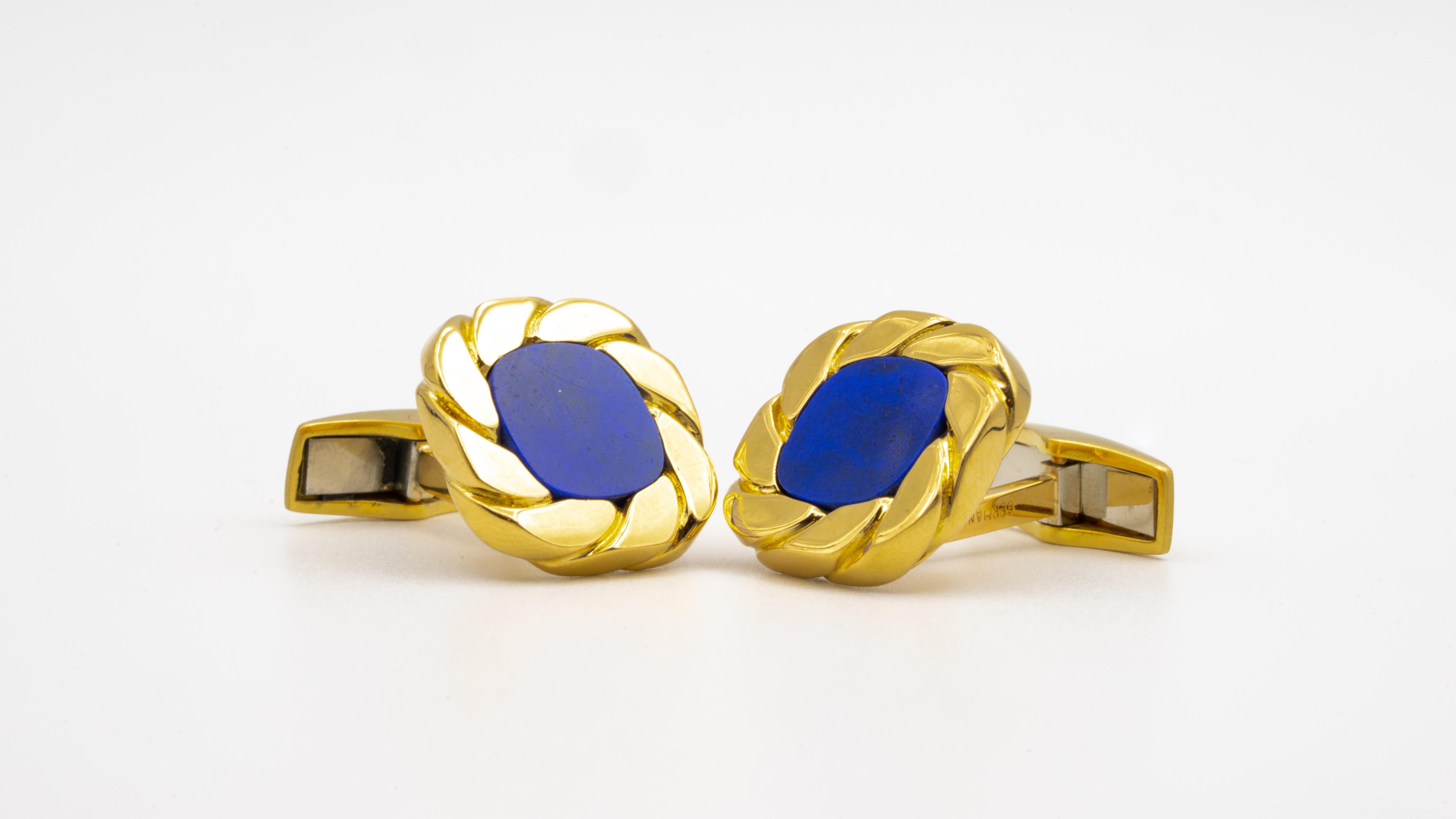Van Cleef & Arpels pair of 18KT yellow gold cufflinks with 2 cushion-shaped lapis centers within curb link frames. 
Whale Backs
Stamp: Signed VCA, Germany, no. 12V666.1, 
Weight: 25.7 grams
Diameters: 3/4 inch
