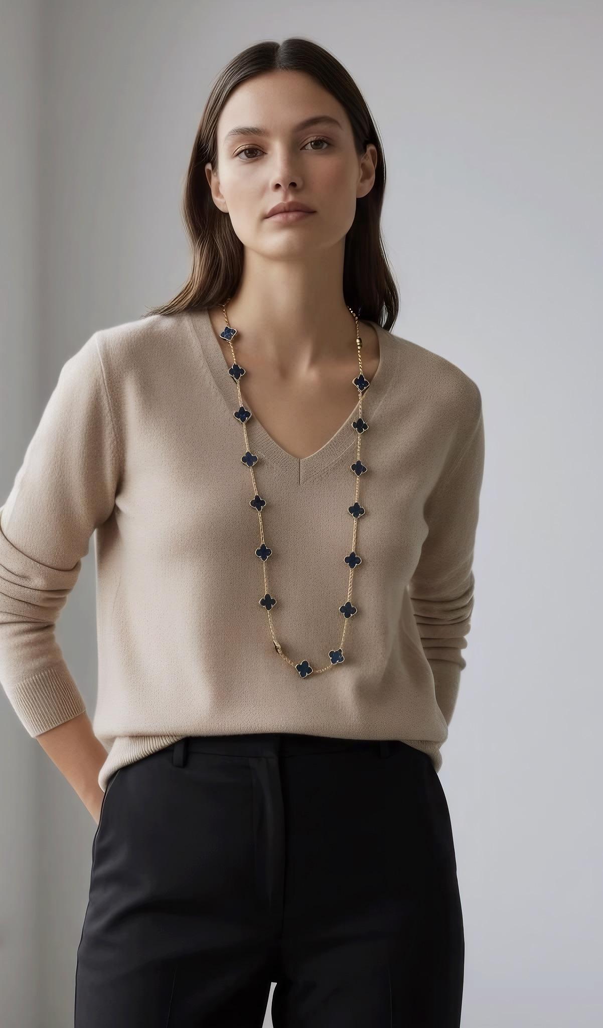 Taglio misto Van Cleef & Arpels Collana Alhambra in Lapislazzuli 20 Motivi Anni '60 in vendita