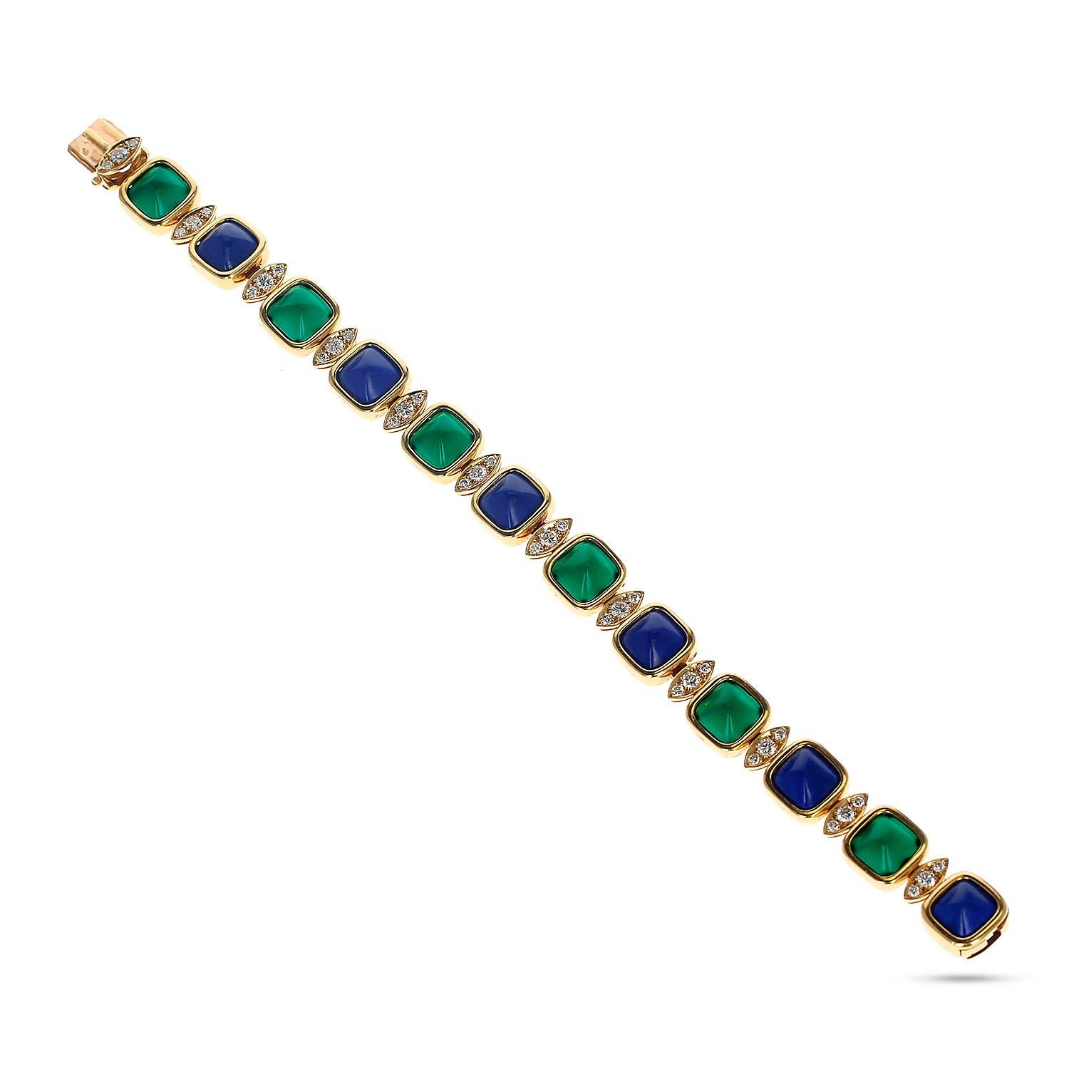 Ein elegantes und schickes Armband von Van Cleef & Arpels:: besetzt mit abwechselnd pyramidenförmigen Lapislazuli- und Chrysopras-Cabochons:: die meisterhaft mit drei runden Diamanten im Brillantschliff in einem schönen navettenförmigen Design