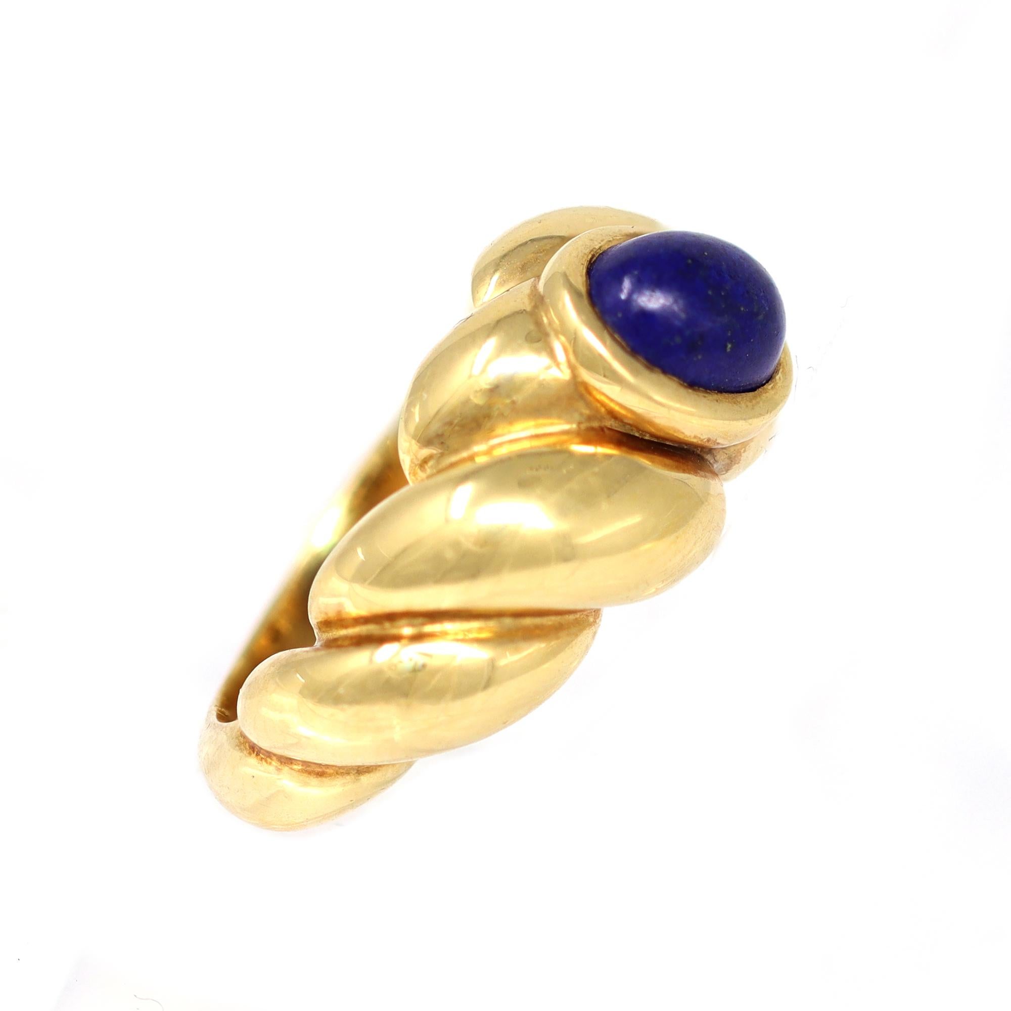 Van Cleef & Arpels Lapis Lazuli Cabochon Ring Set in 18k Yellow Gold In Excellent Condition For Sale In Miami, FL