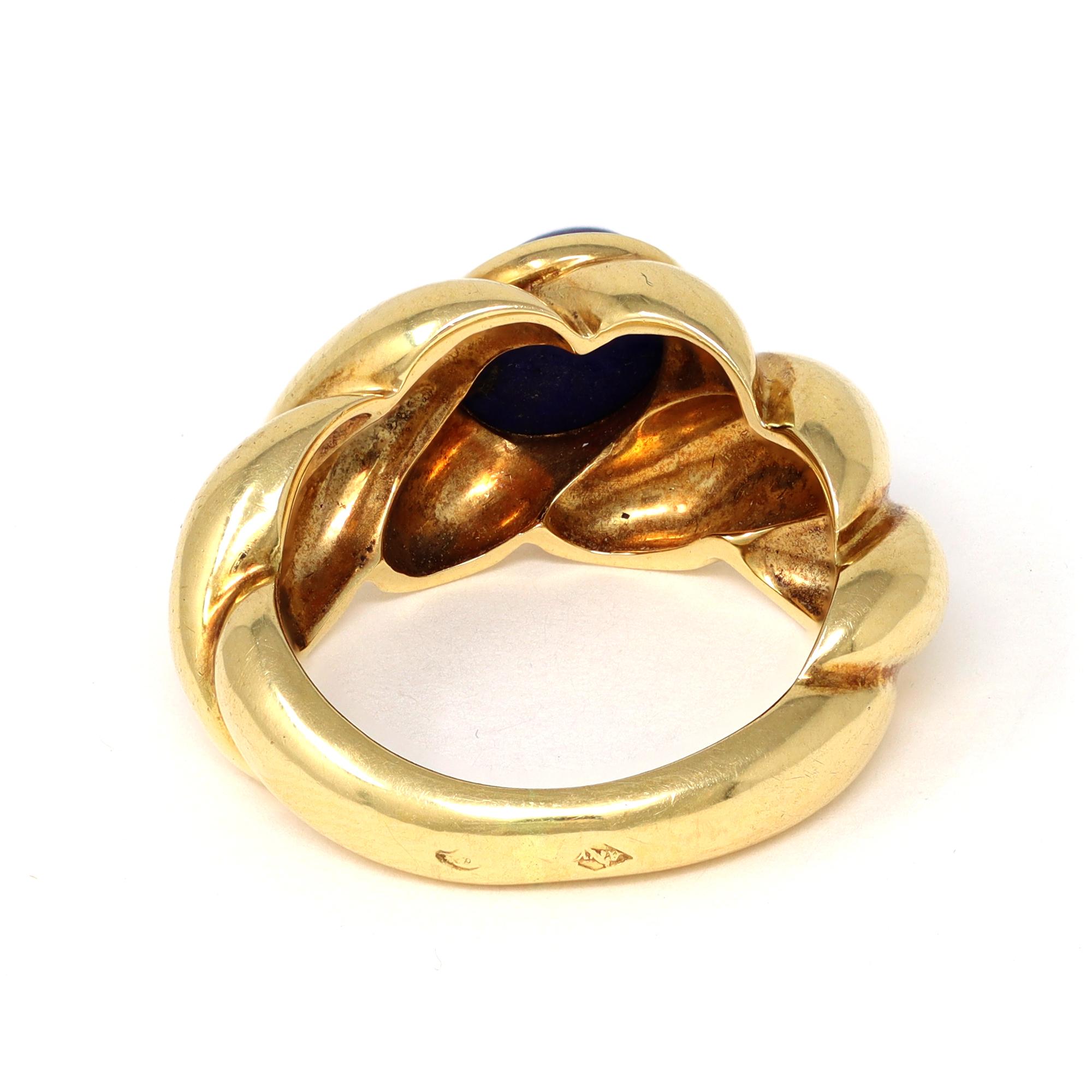 Women's or Men's Van Cleef & Arpels Lapis Lazuli Cabochon Ring Set in 18k Yellow Gold For Sale