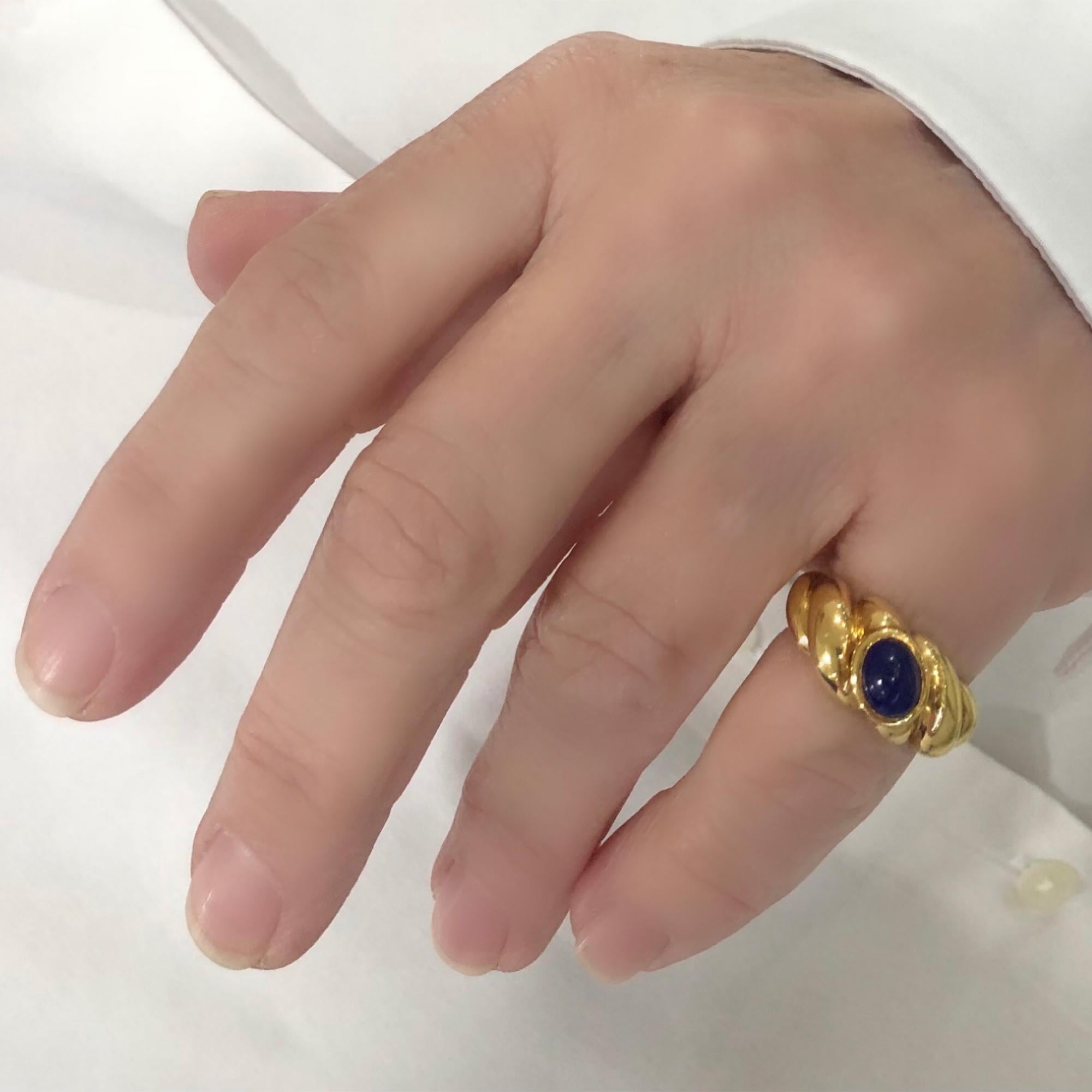 Van Cleef & Arpels Lapis Lazuli Cabochon Ring Set in 18k Yellow Gold For Sale 1