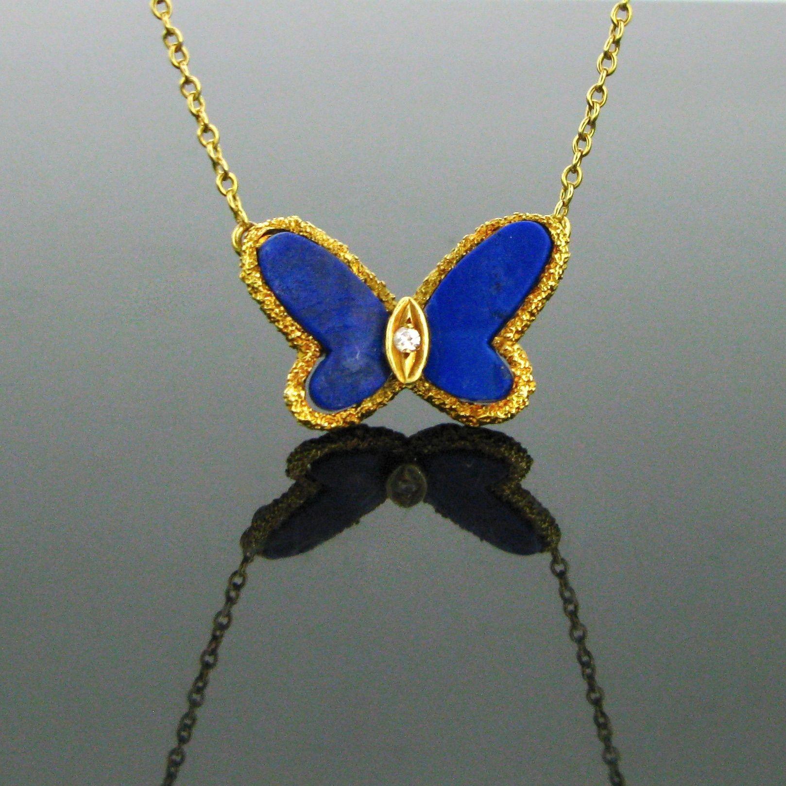 Weight: 6,8gr

Metal: 18kt yellow gold

Condition: Very Good

Stones: Lapis Lazuli
1 Diamond (0.05ct approx.)

Signature: VCA, nº 4040L900

Hallmarks: French, eagle’s head

Comments: This iconic necklace is from the Butterfly collection by Van Cleef