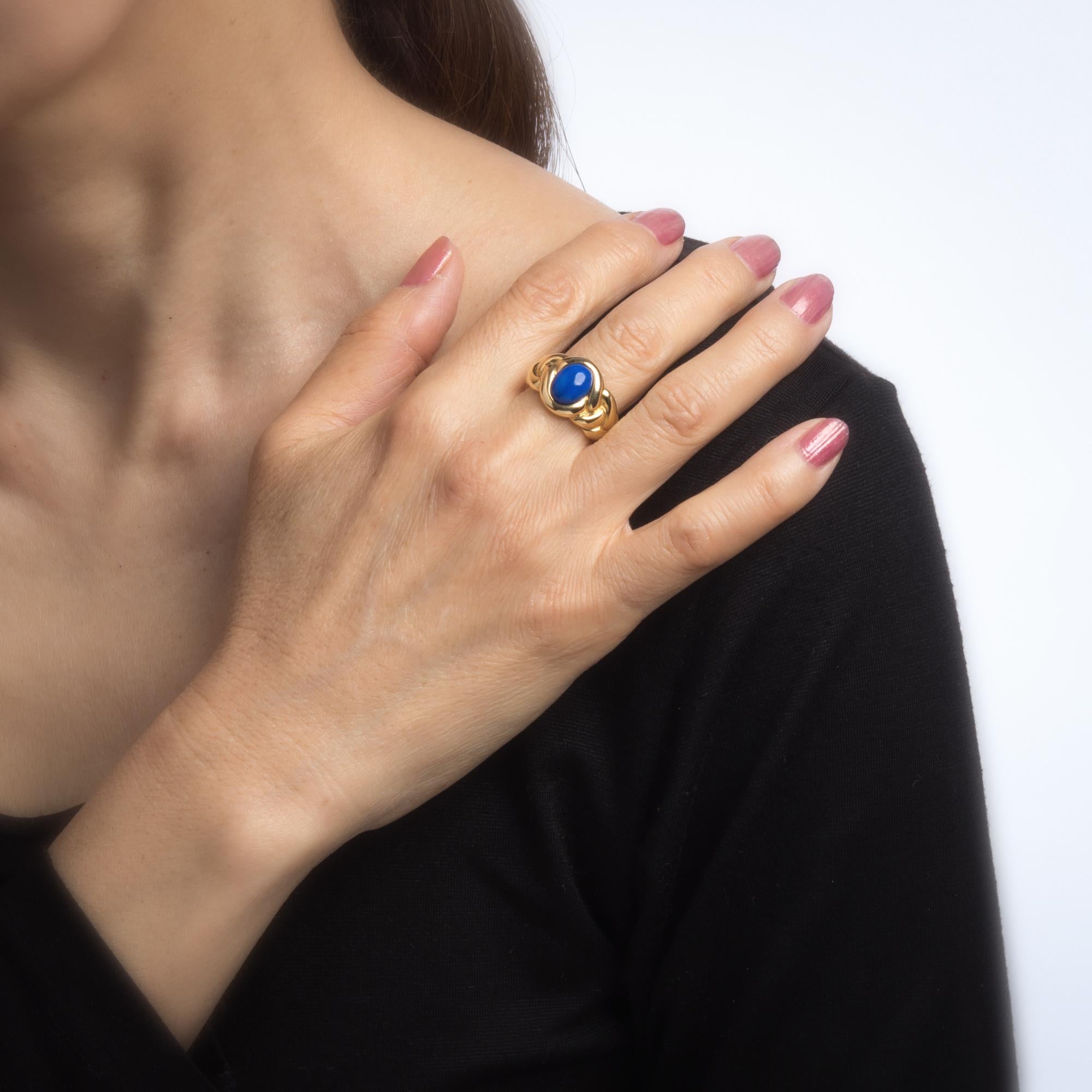 Women's Van Cleef & Arpels Lapis Lazuli Ring Vintage 18 Karat Gold Fine Designer Jewelry