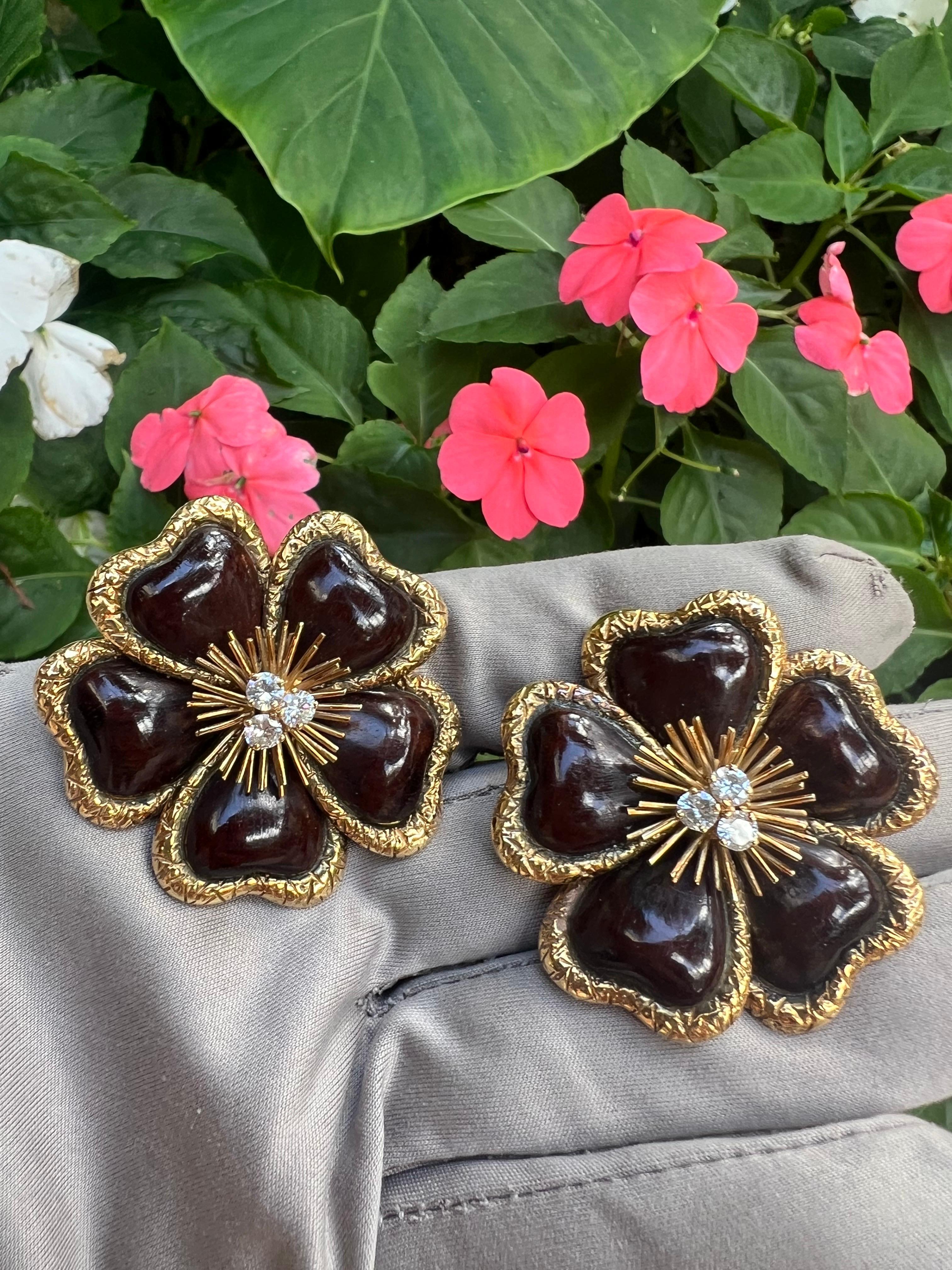 Van Cleef & Arpels Large 18k Yellow Gold Diamond Wood Clematis Clip Earrings In Excellent Condition For Sale In Palm Beach, FL