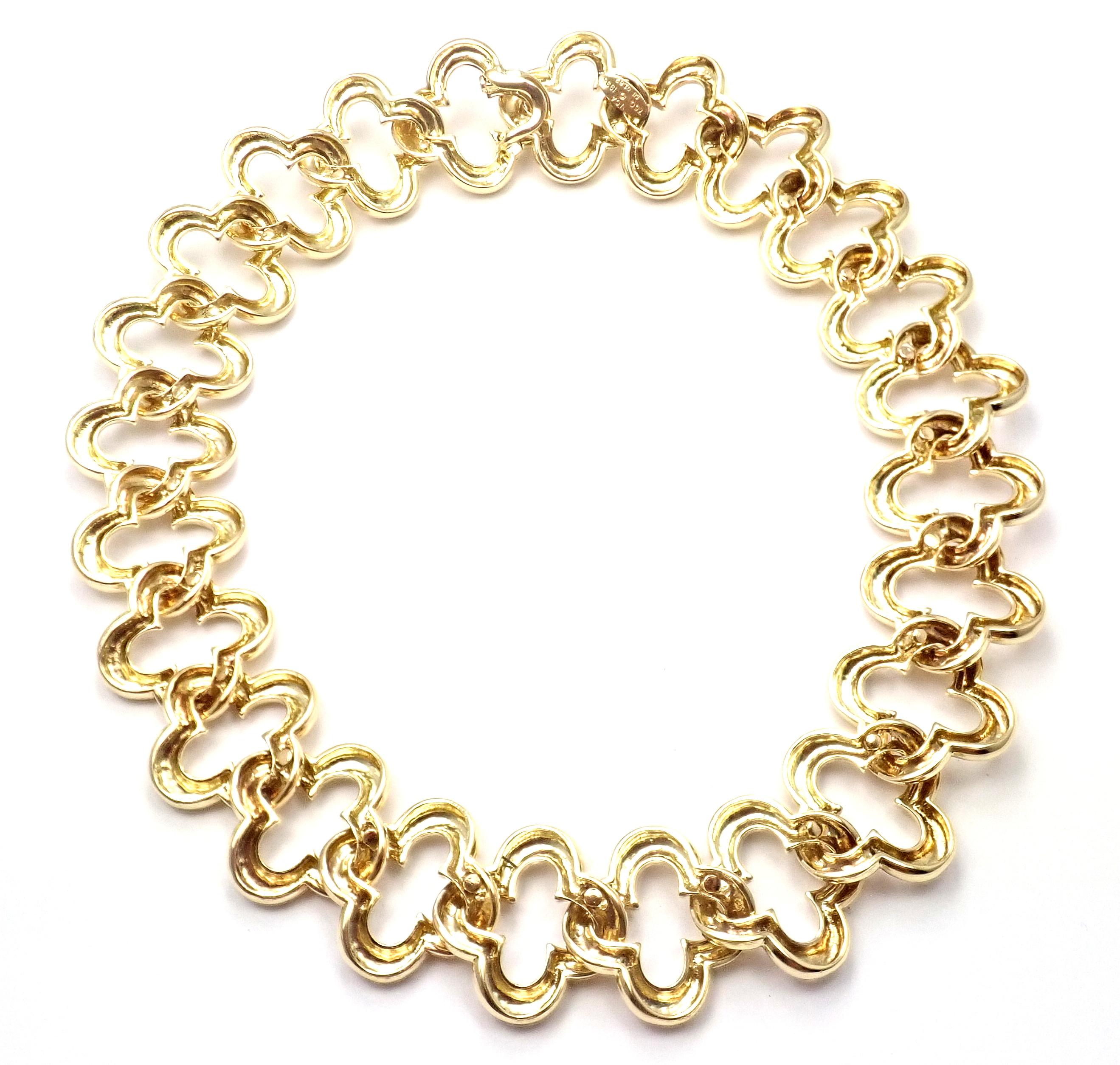18k Gelbgold 24 große Motive Alhambra Choker Halskette von Van Cleef & Arpels. 
Mit 24 großen Motiven aus 18k Gelbgold Alhambras je 1