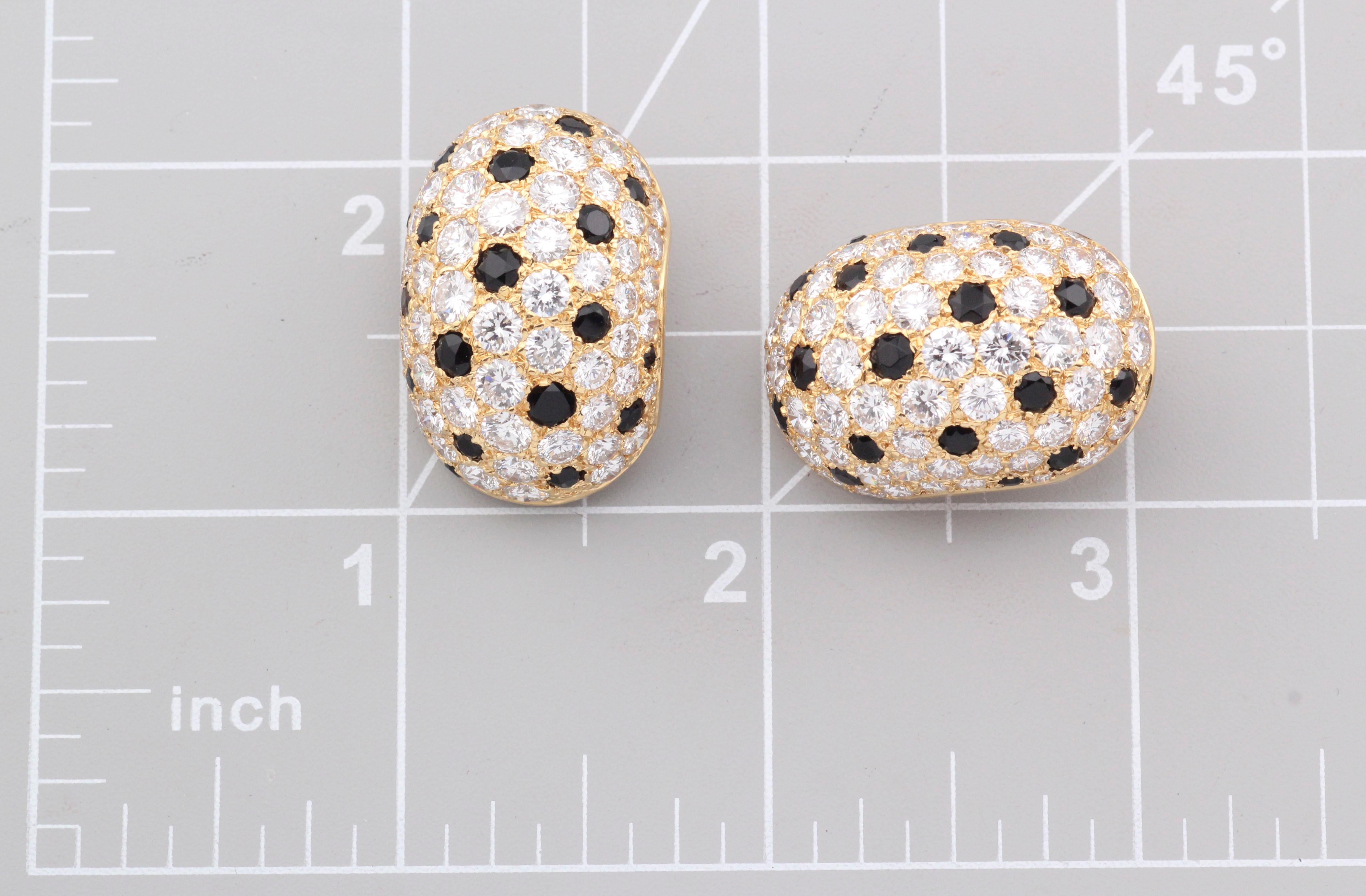 Van Cleef & Arpels Boucles d'oreilles clip panthère en or jaune 18 carats avec grand diamant et onyx en vente 8