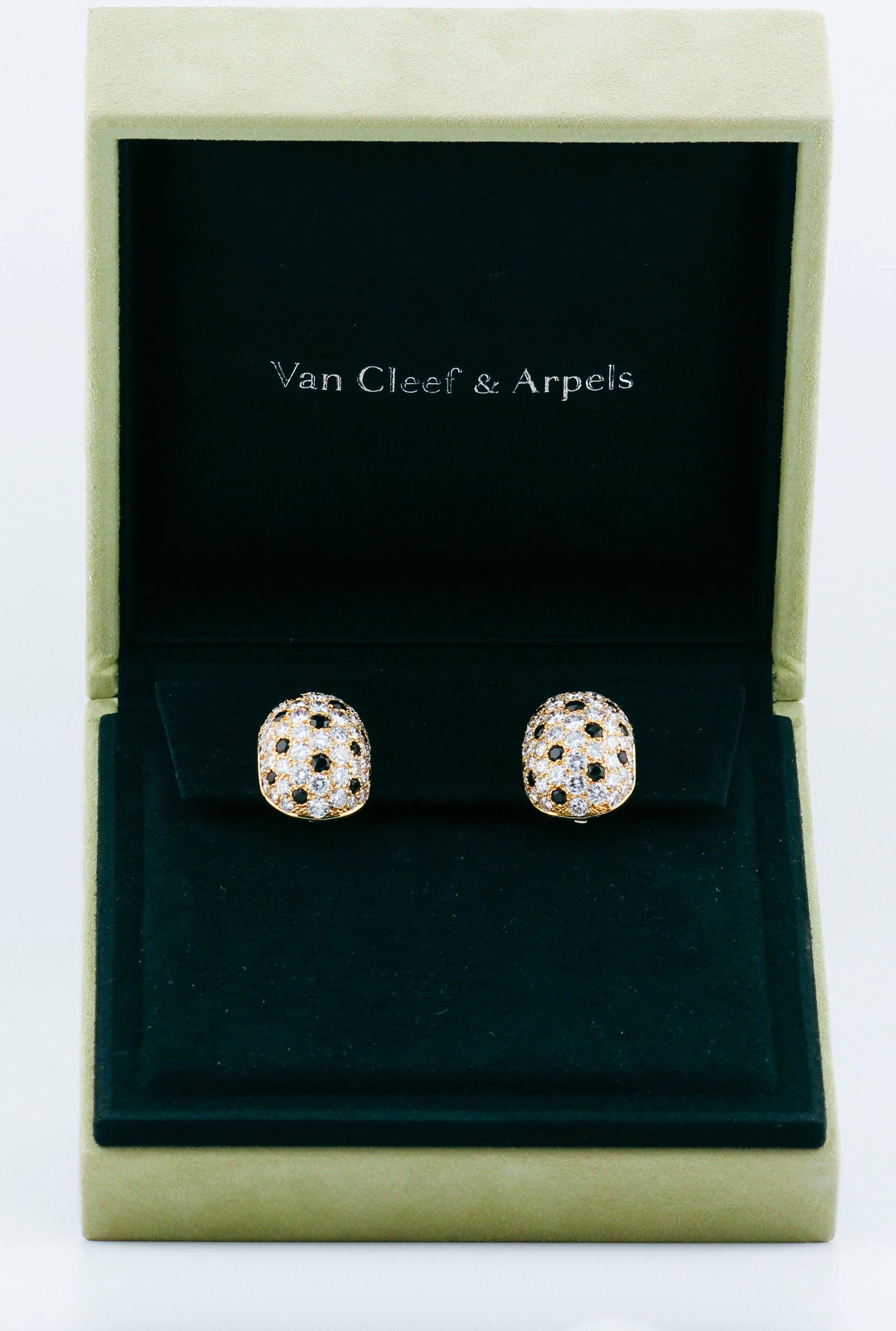 Les boucles d'oreilles Van Cleef & Arpels en or 18k avec diamants et onyx sont une incarnation étonnante du luxe et de la précision. Ces boucles d'oreilles témoignent de l'engagement de la marque en faveur d'un savoir-faire exceptionnel et d'un