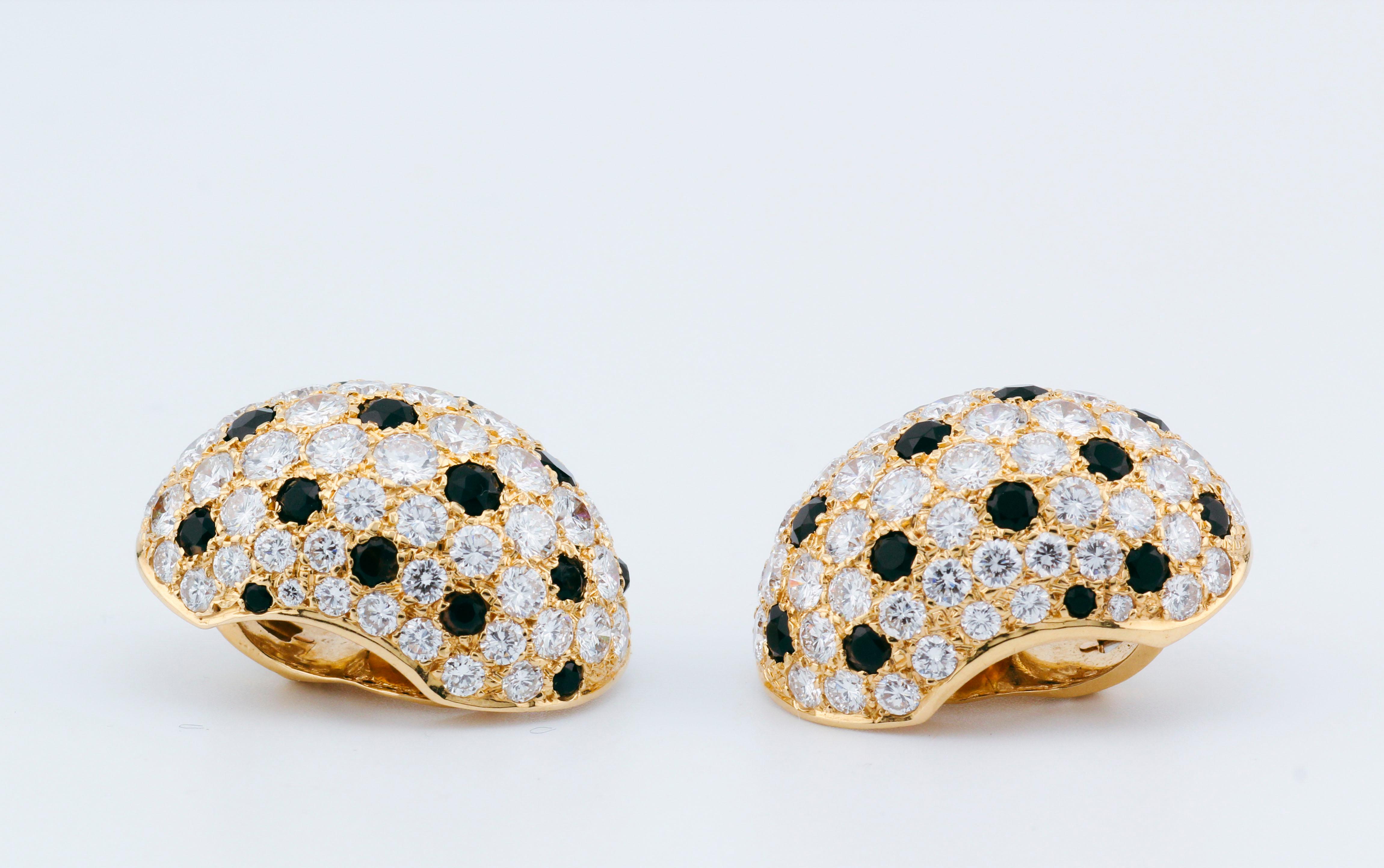 Van Cleef & Arpels Boucles d'oreilles clip panthère en or jaune 18 carats avec grand diamant et onyx Bon état - En vente à Simpsonville, SC