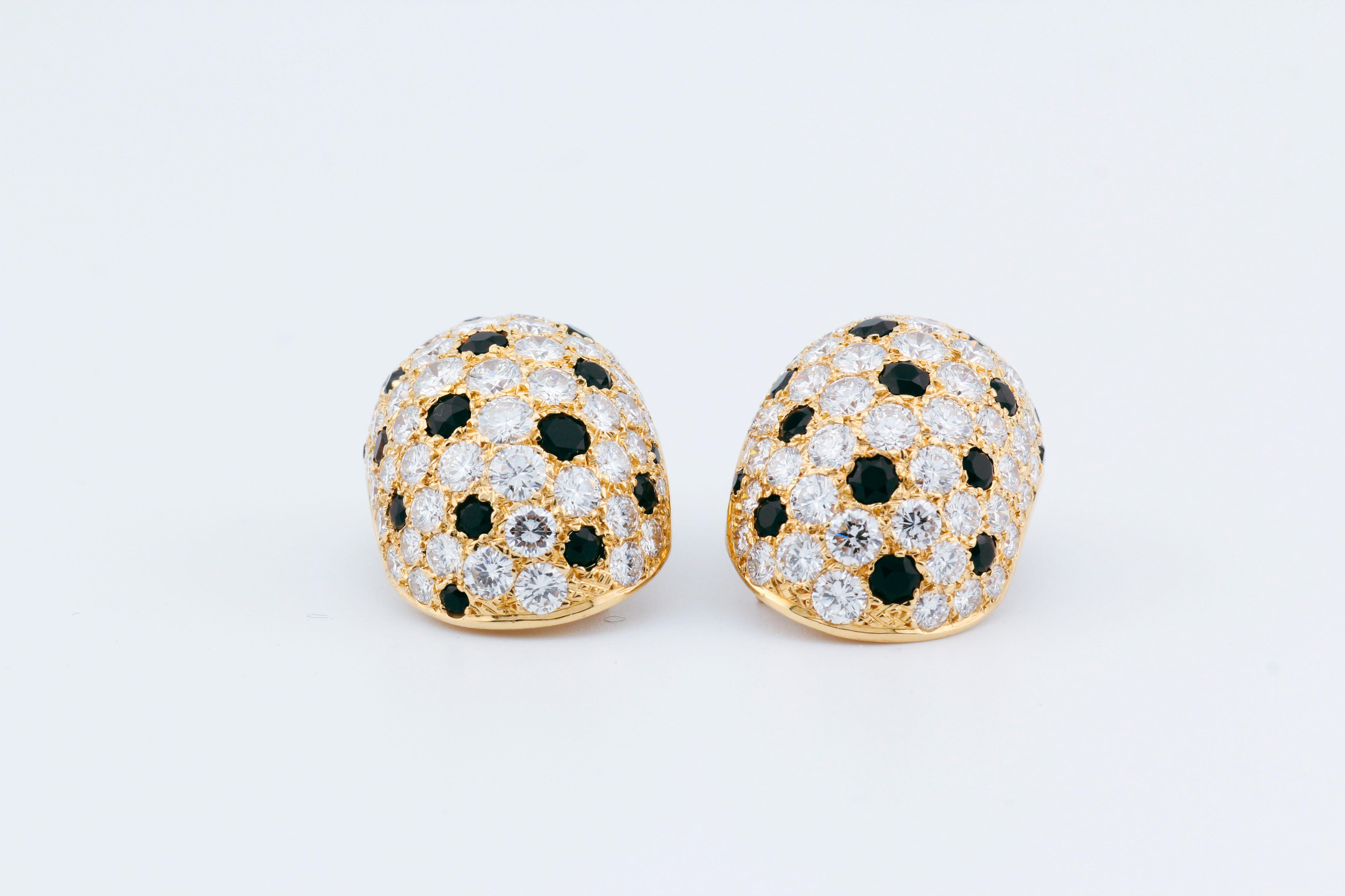 Van Cleef & Arpels Boucles d'oreilles clip panthère en or jaune 18 carats avec grand diamant et onyx Pour femmes en vente