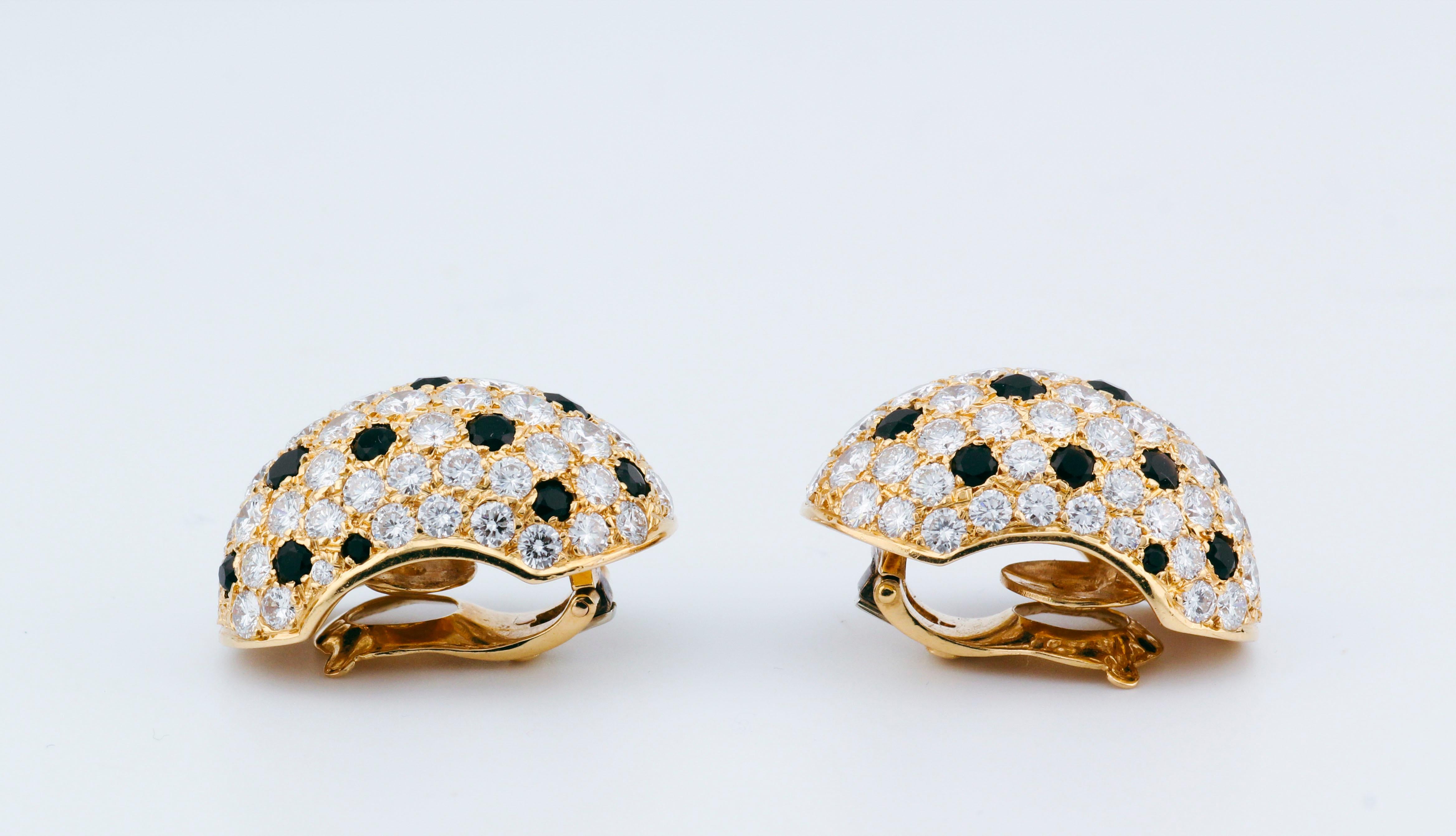 Van Cleef & Arpels Boucles d'oreilles clip panthère en or jaune 18 carats avec grand diamant et onyx en vente 1