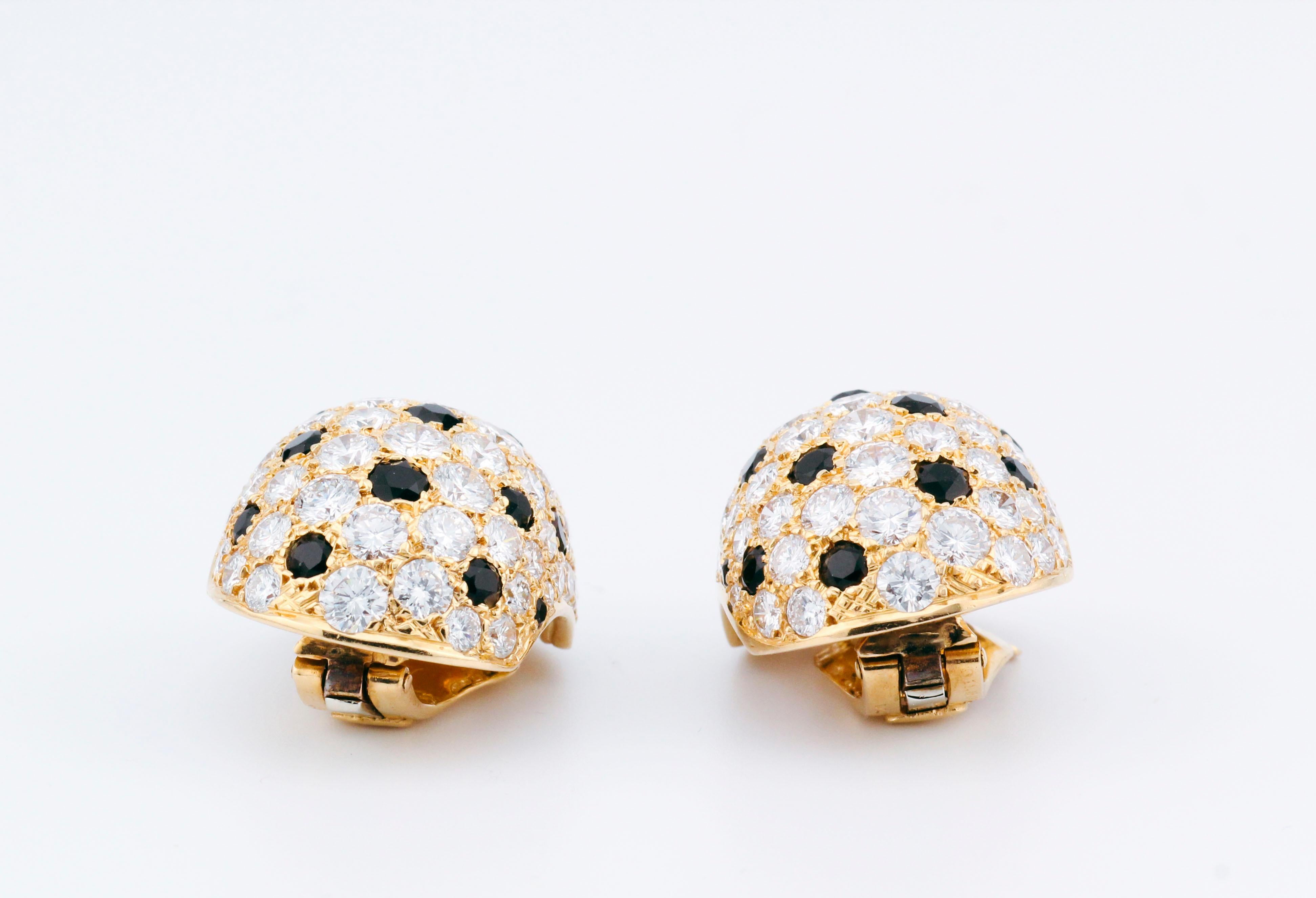 Van Cleef & Arpels Boucles d'oreilles clip panthère en or jaune 18 carats avec grand diamant et onyx en vente 2