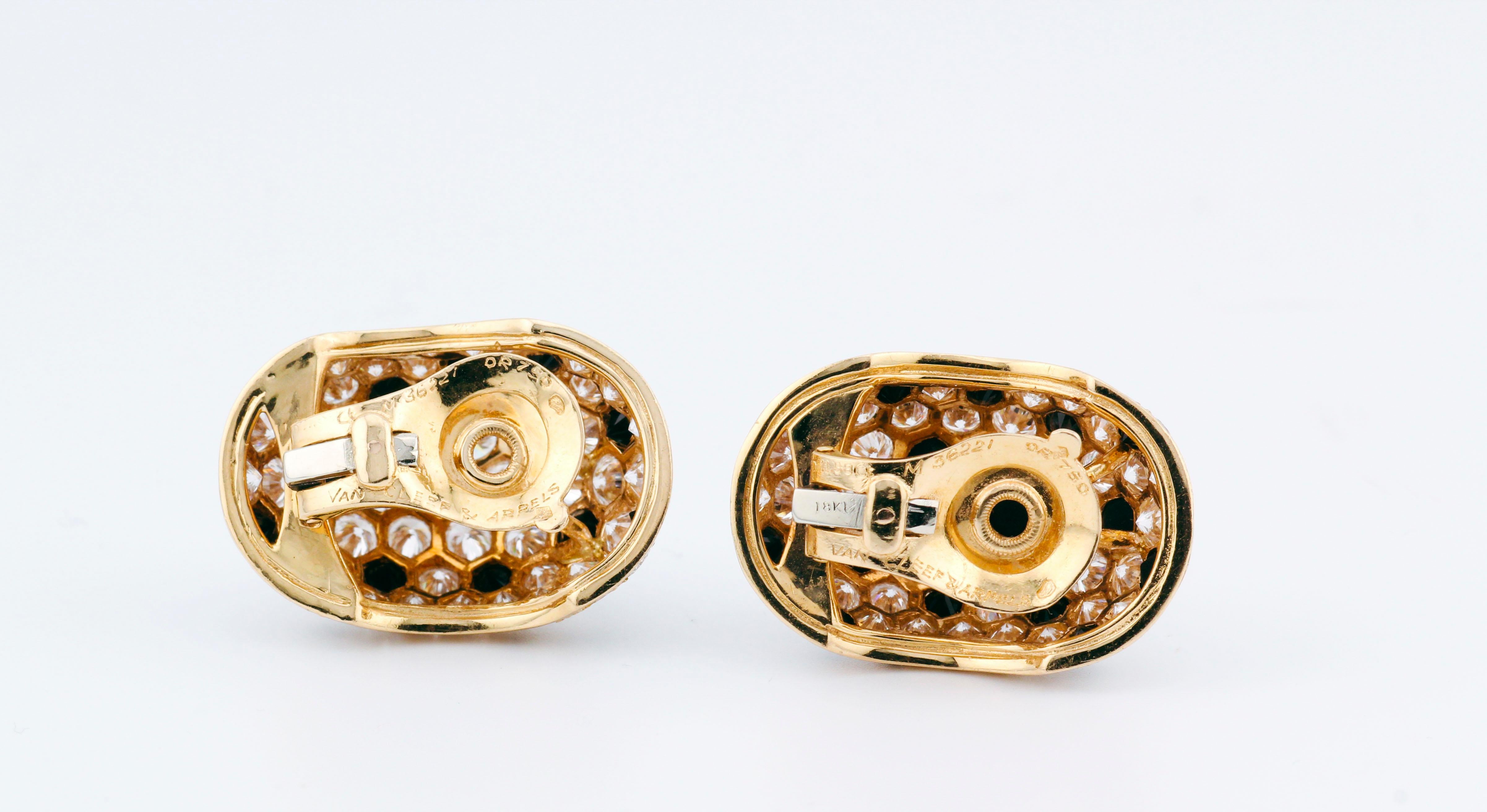 Van Cleef & Arpels Boucles d'oreilles clip panthère en or jaune 18 carats avec grand diamant et onyx en vente 3