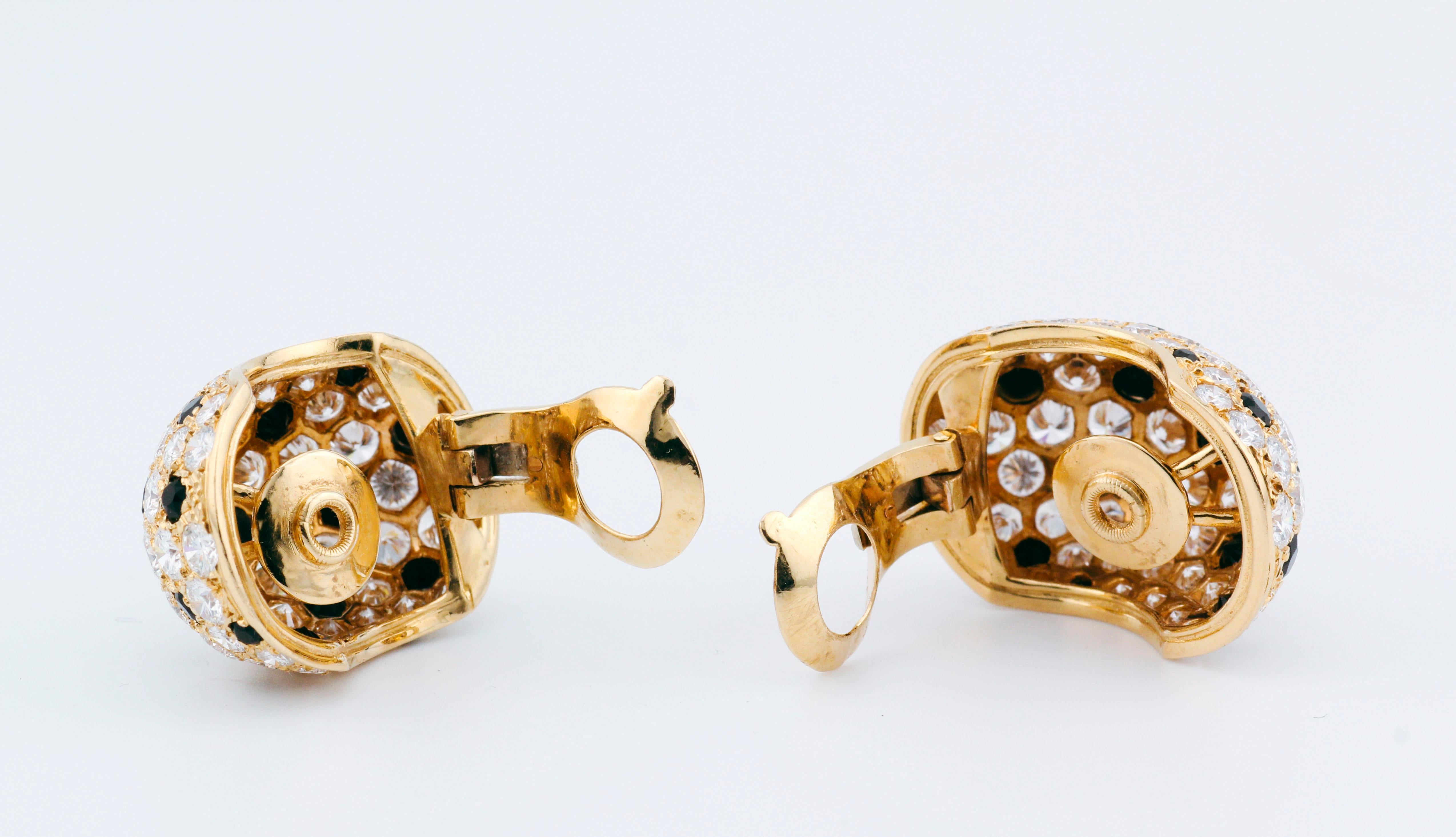 Van Cleef & Arpels Boucles d'oreilles clip panthère en or jaune 18 carats avec grand diamant et onyx en vente 4