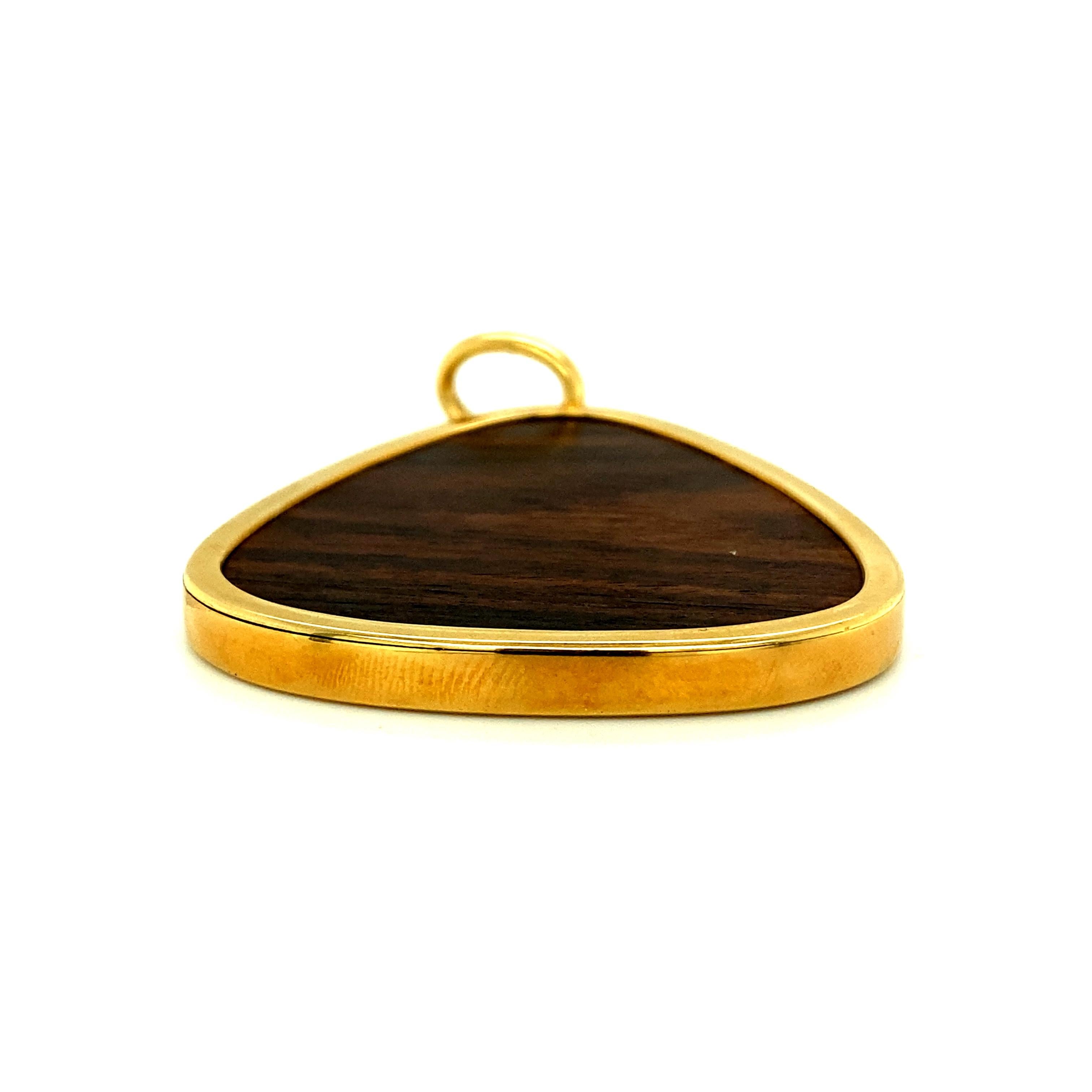 Cabochon Van Cleef & Arpels Large Pendant Tigers Eye in 18k Yellow Gold