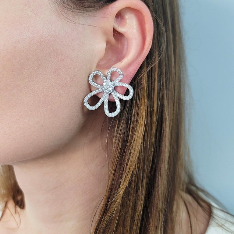 Van Cleef and Arpels (large size) Flower-lace Diamond at