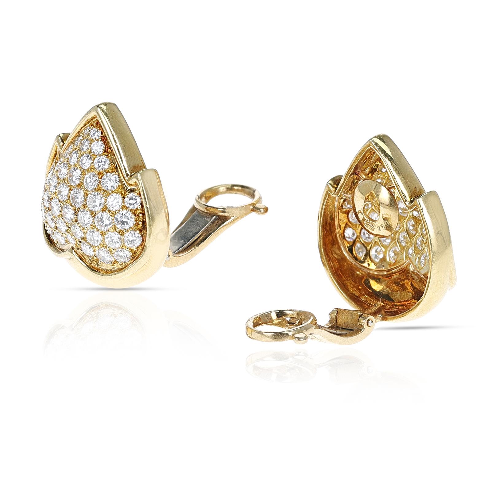 A bold pair of Van Cleef & Arpels Leaf Earrings with 5 cts. Diamonds made in 18 Karat Yellow Gold. The length is 1 inch. The total weigh tis 21.95 grams. 