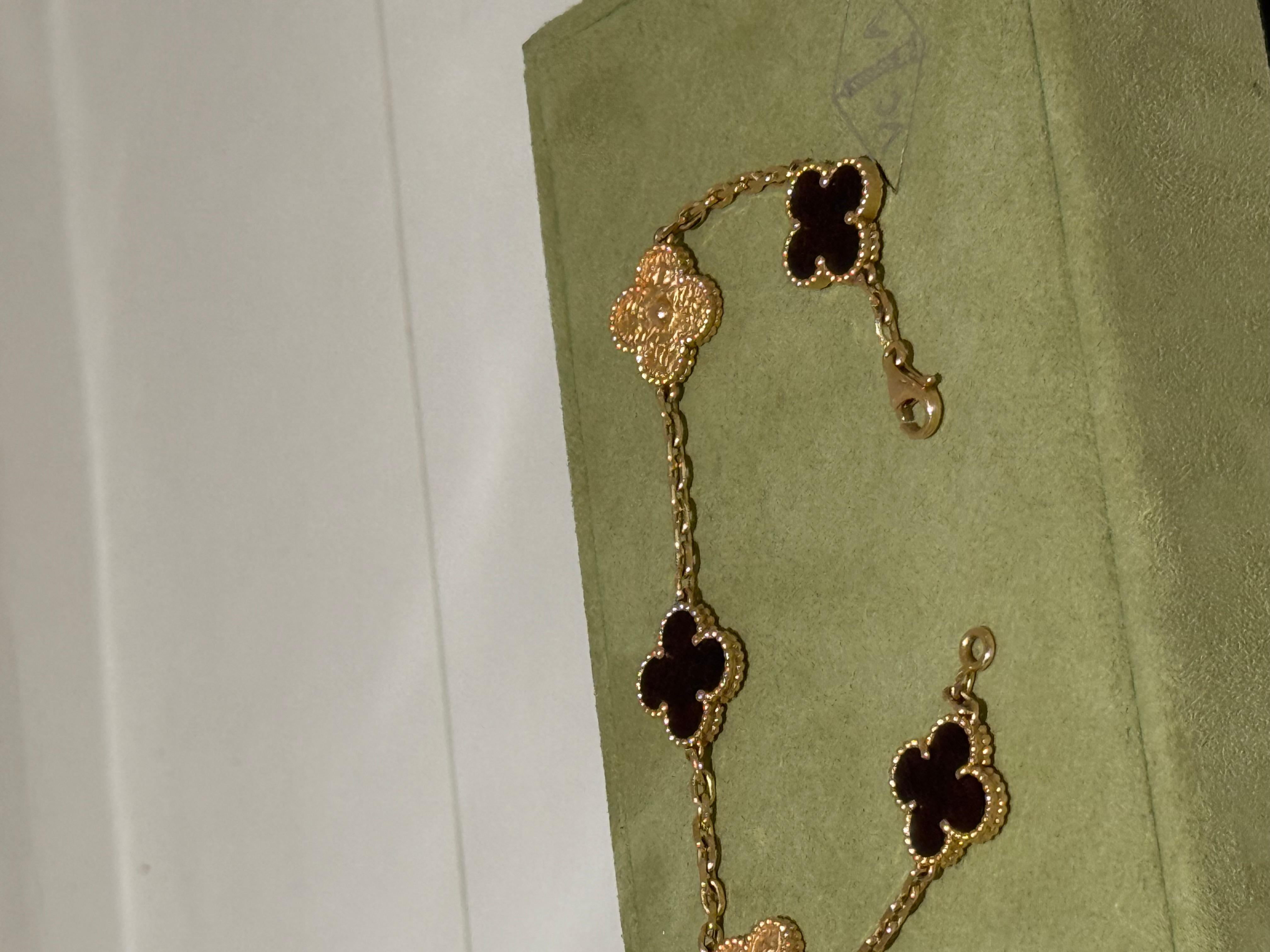 Van Cleef & Arpels Bracelet Alhambra 5 motifs en or rose martelé et bois d'amourette Letterwood. Pièce numérotée en édition limitée (N170), très rare et idéale pour les collectionneurs. Le bracelet est composé de 5 motifs de trèfle iconiques