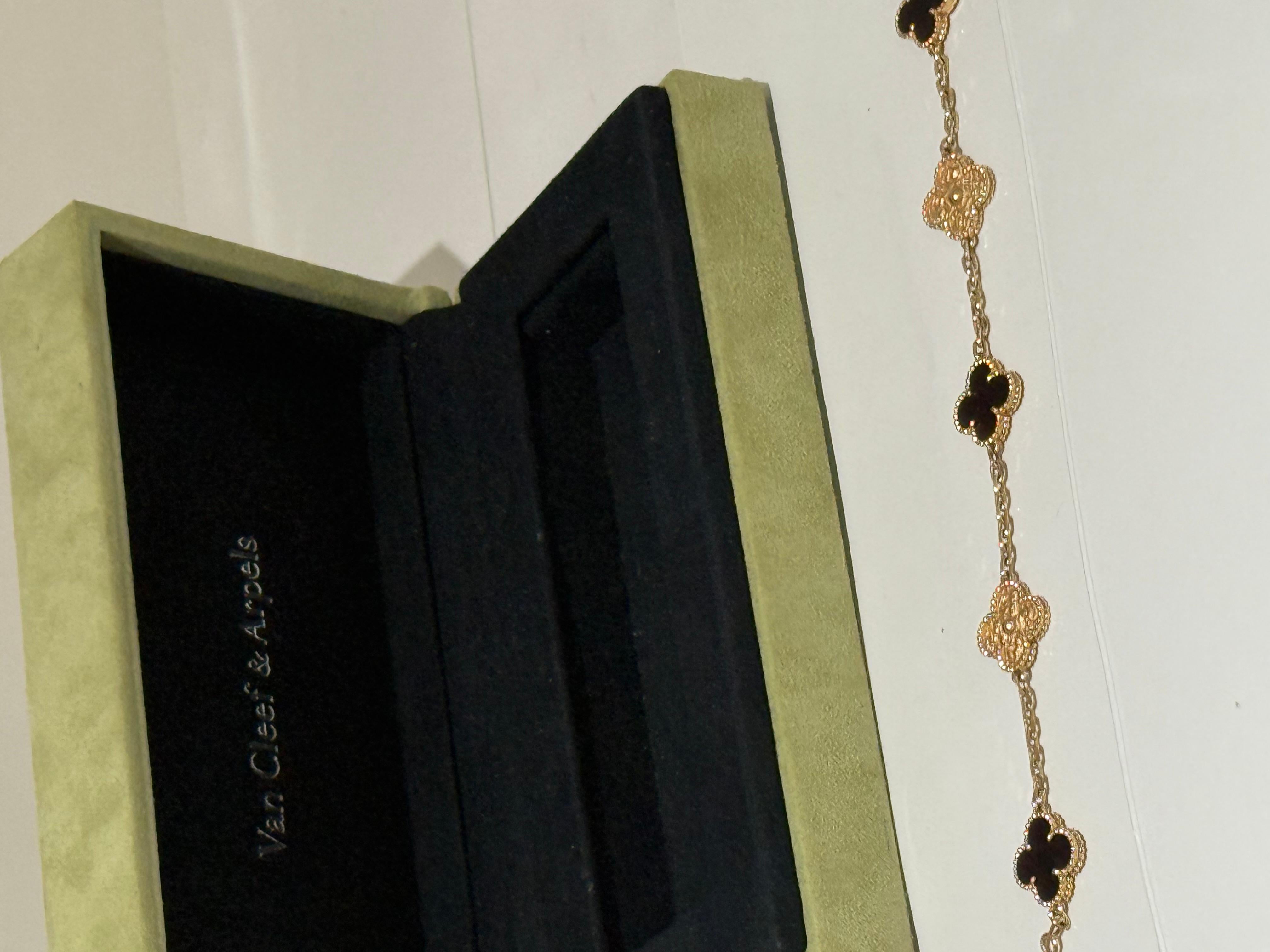 Van Cleef & Arpels Bracelet Alhambra en bois et or rose en édition limitée Excellent état - En vente à London, England