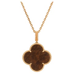 Van Cleef & Arpels, collier pendentif Magic Alhambra en bois de cervidé