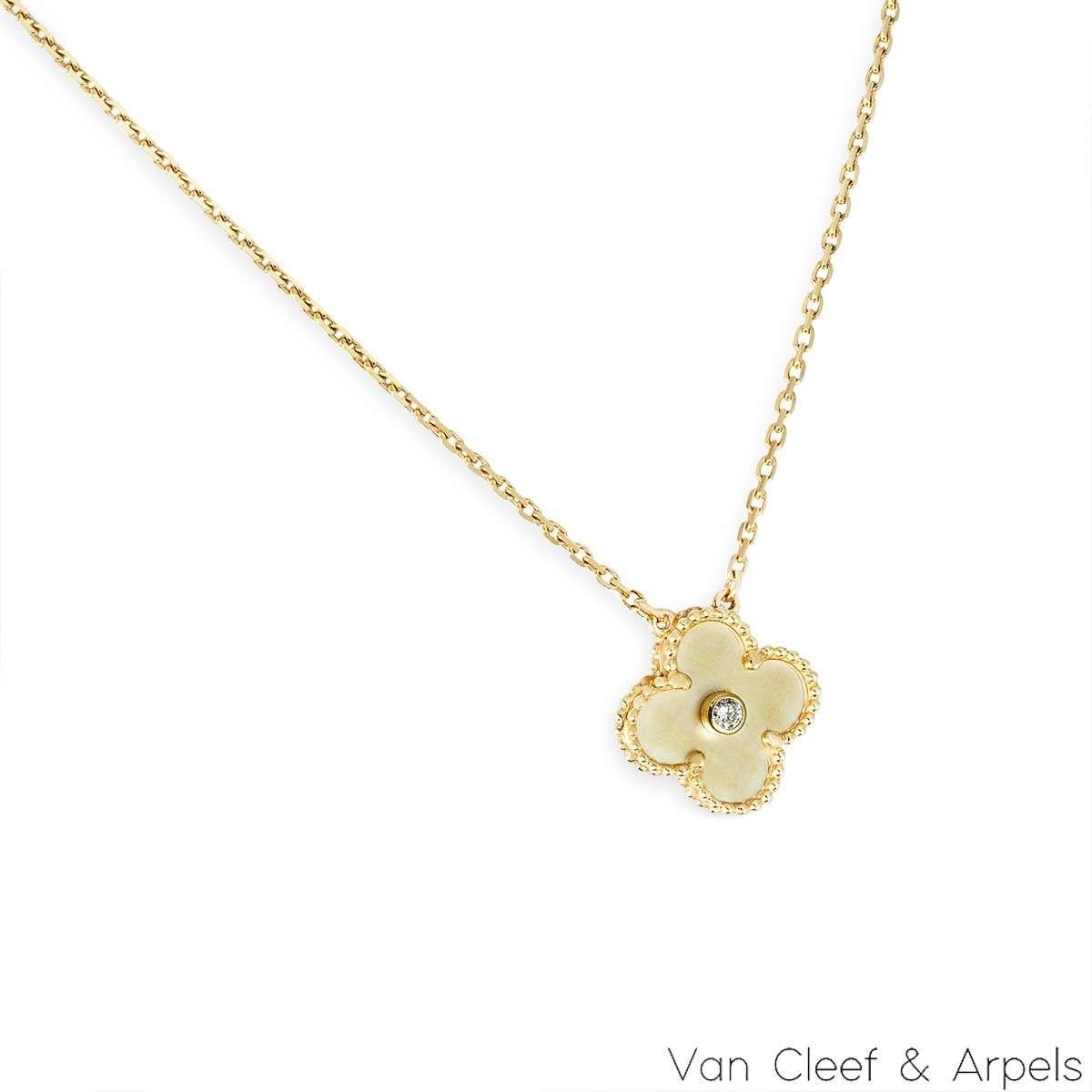 Ein limitierter Anhänger aus 18 Karat Gelbgold mit Perlmutt und Diamanten Van Cleef & Arpels Vintage Alhambra aus der Holiday Kollektion 2018. Der Anhänger zeigt ein vierblättriges Kleeblattmotiv mit einer hellgrünen Celadon Sèvres-Porzellaneinlage.