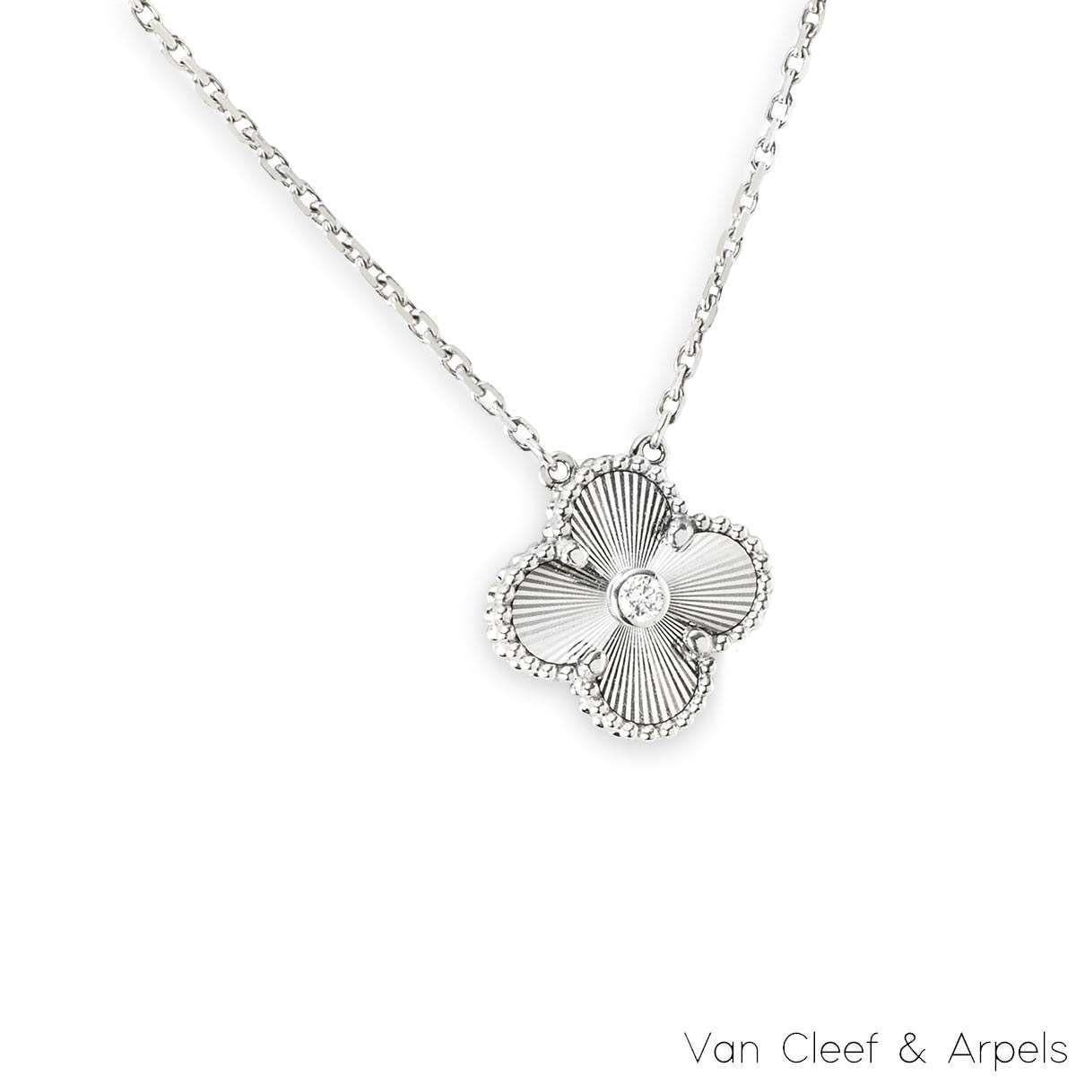 Pendente Van Cleef & Arpels Vintage Alhambra in edizione limitata in oro bianco 18 carati con guilloché e diamanti della collezione Holiday 2020. Il ciondolo presenta un motivo a quadrifoglio con bordi in rilievo e un intarsio guilloché in oro