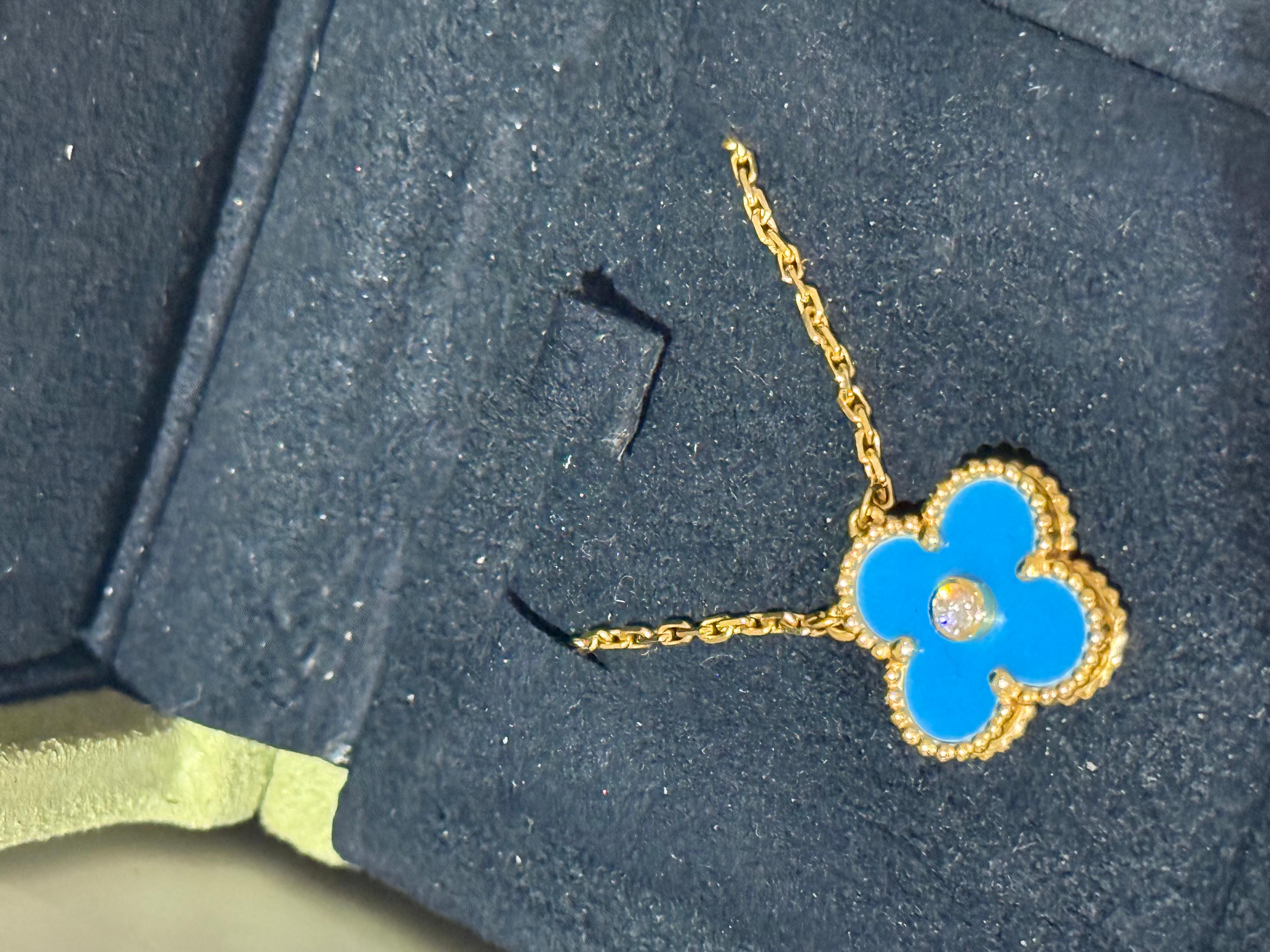 Un ciondolo Van Cleef & Arples in edizione limitata in oro giallo 18k Celestial Blue in porcellana Vintage Alhambra della collezione Holiday 2019. Il ciondolo presenta un motivo di quadrifoglio con bordo in rilievo e un intarsio in porcellana