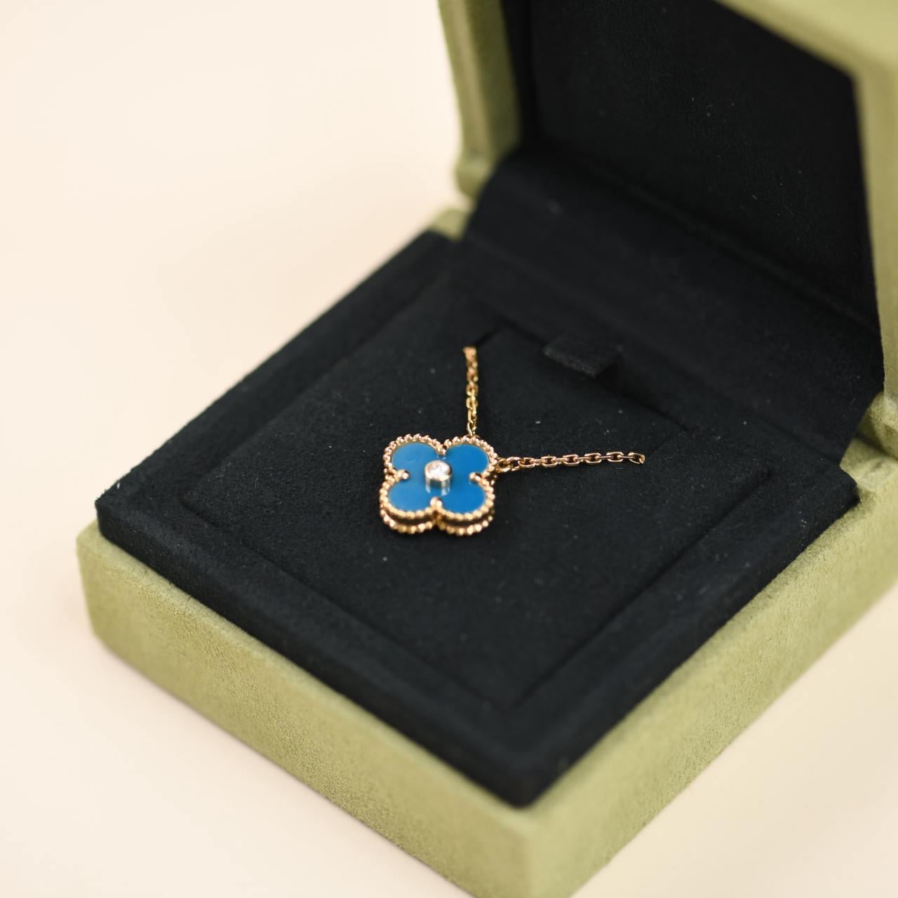 SKU	33300861
Viene con	Conjunto completo (Caja + Tarjeta)
Fecha	2019
Modelo	VCARP46000
Número de serie	JA******
Metal	oro amarillo de 18 quilates
Piedras	Diamante, porcelana de Sèvres
Peso	6.6 g
Longitud	42 cm
Anchura	1.5